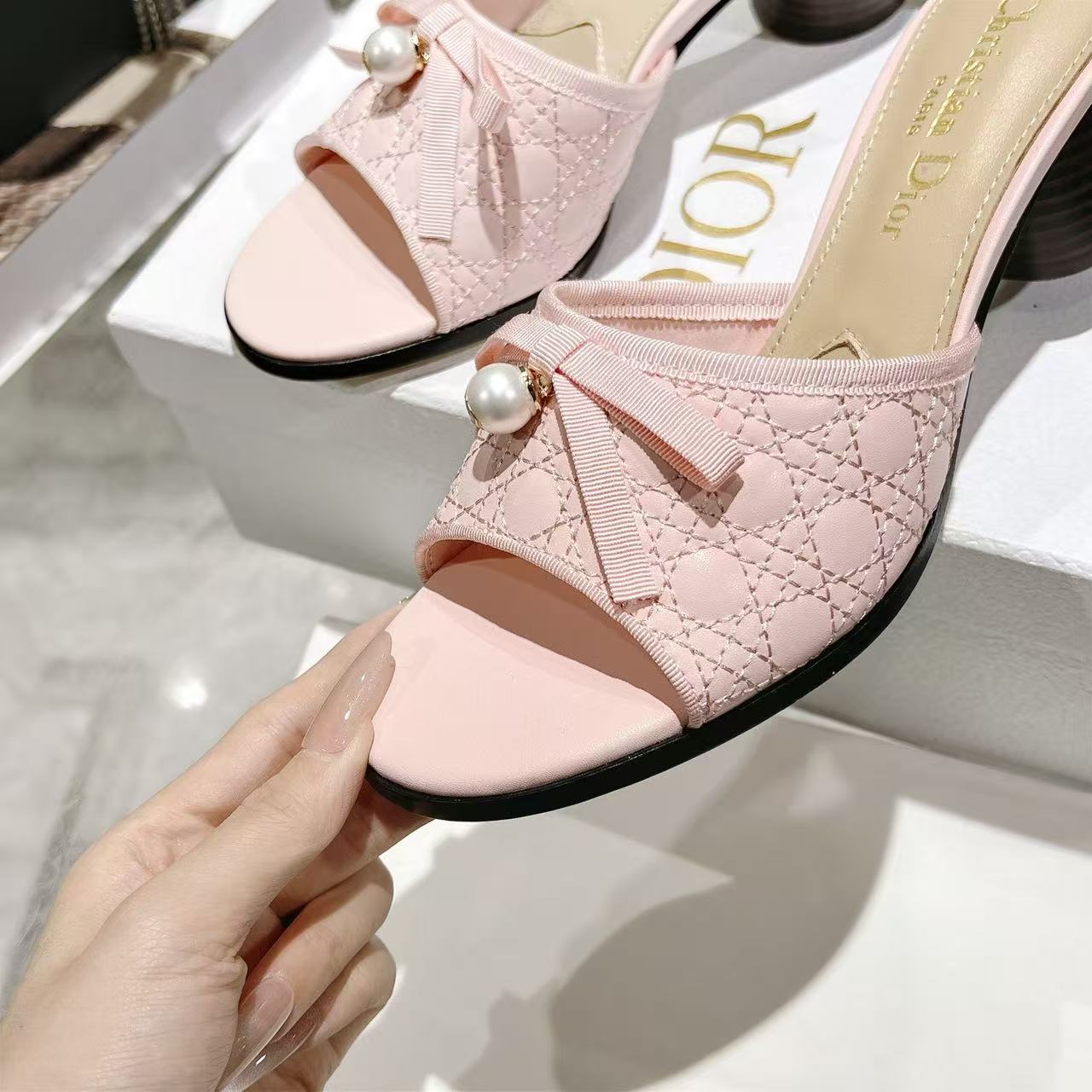 DIOR 上質なカーフスキン パール付きローヒールシューズ【50％割引+送料無料】