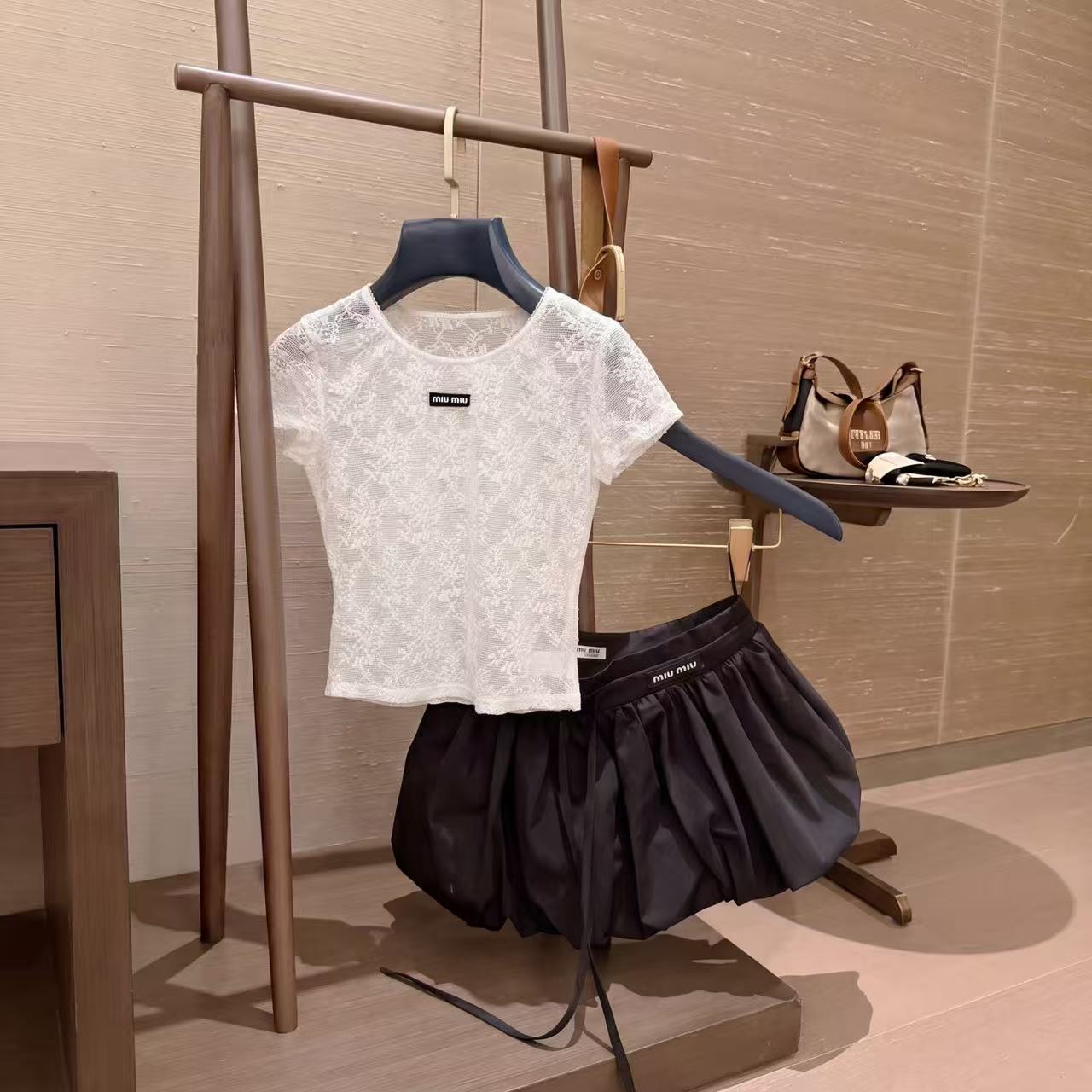 M1UM1U レースTシャツ+スカート ツーピースセット【50%割引+送料無料】