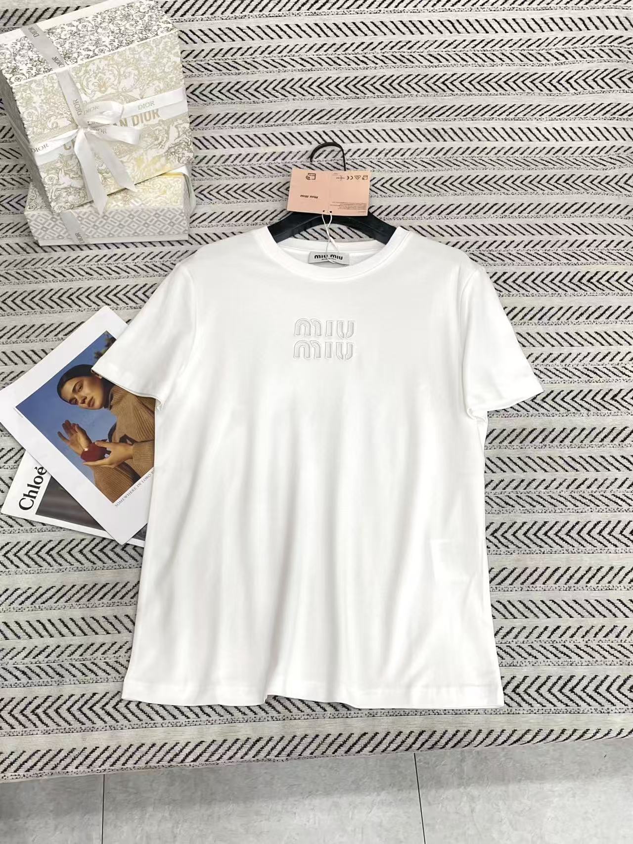 M1UM1U シンプルな文字のTシャツ【50%割引+送料無料】