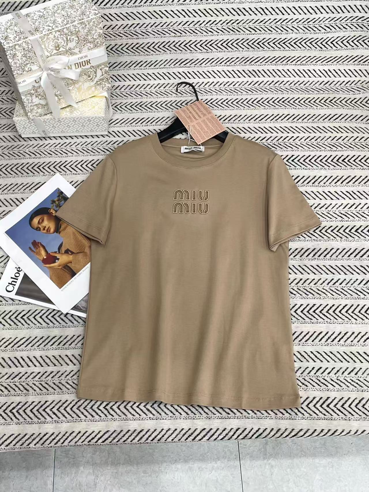 M1UM1U シンプルな文字のTシャツ【50%割引+送料無料】