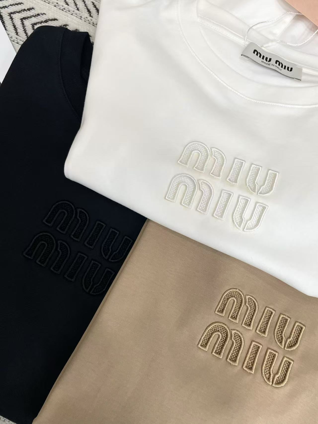 M1UM1U シンプルな文字のTシャツ【50%割引+送料無料】