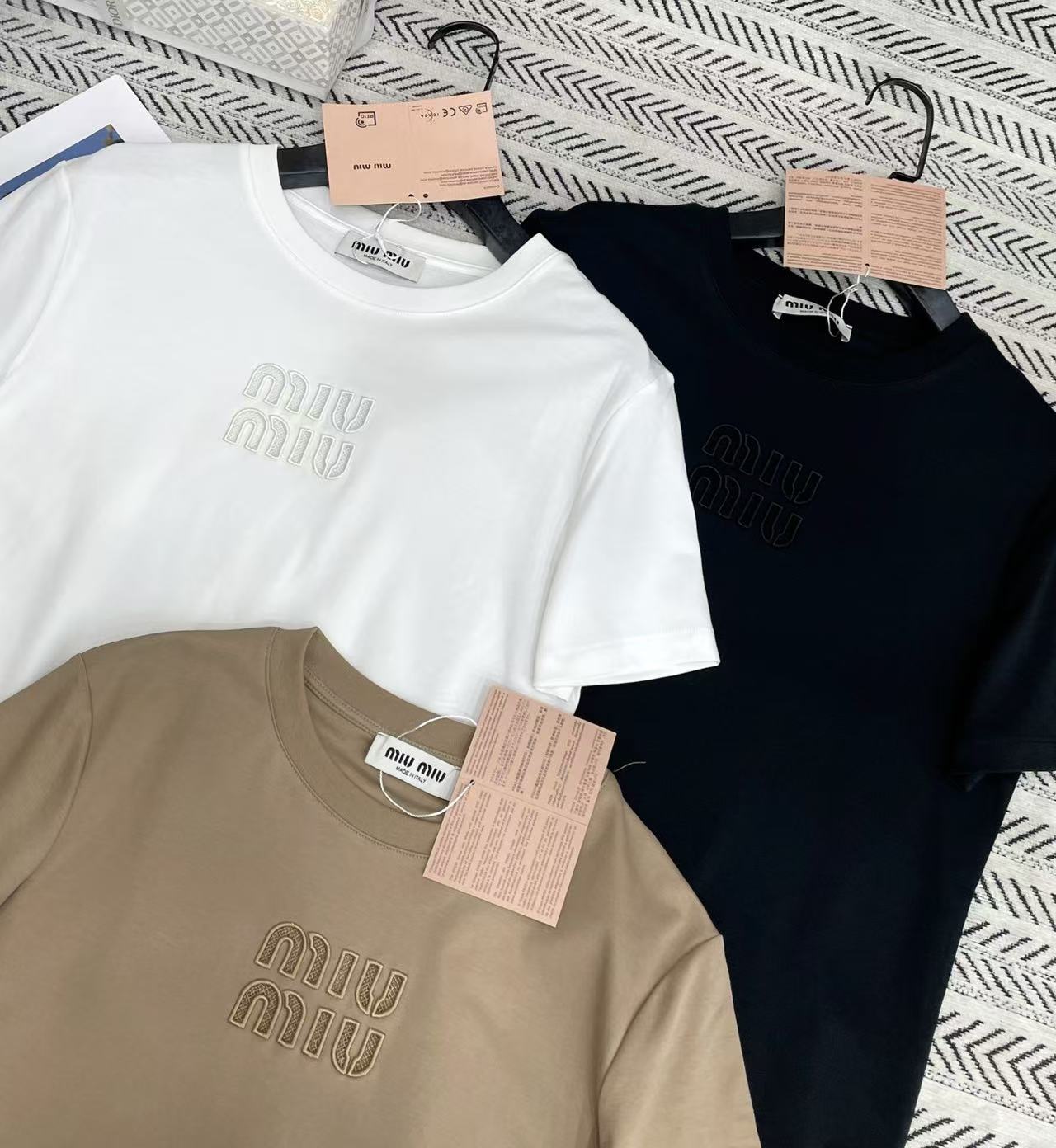 M1UM1U シンプルな文字のTシャツ【50%割引+送料無料】