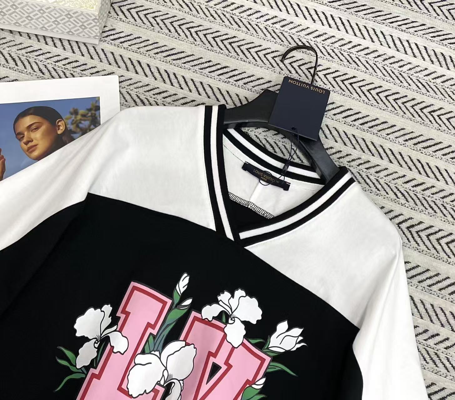 LVプリントVネックカラーブロックTシャツ【50%割引+送料無料】