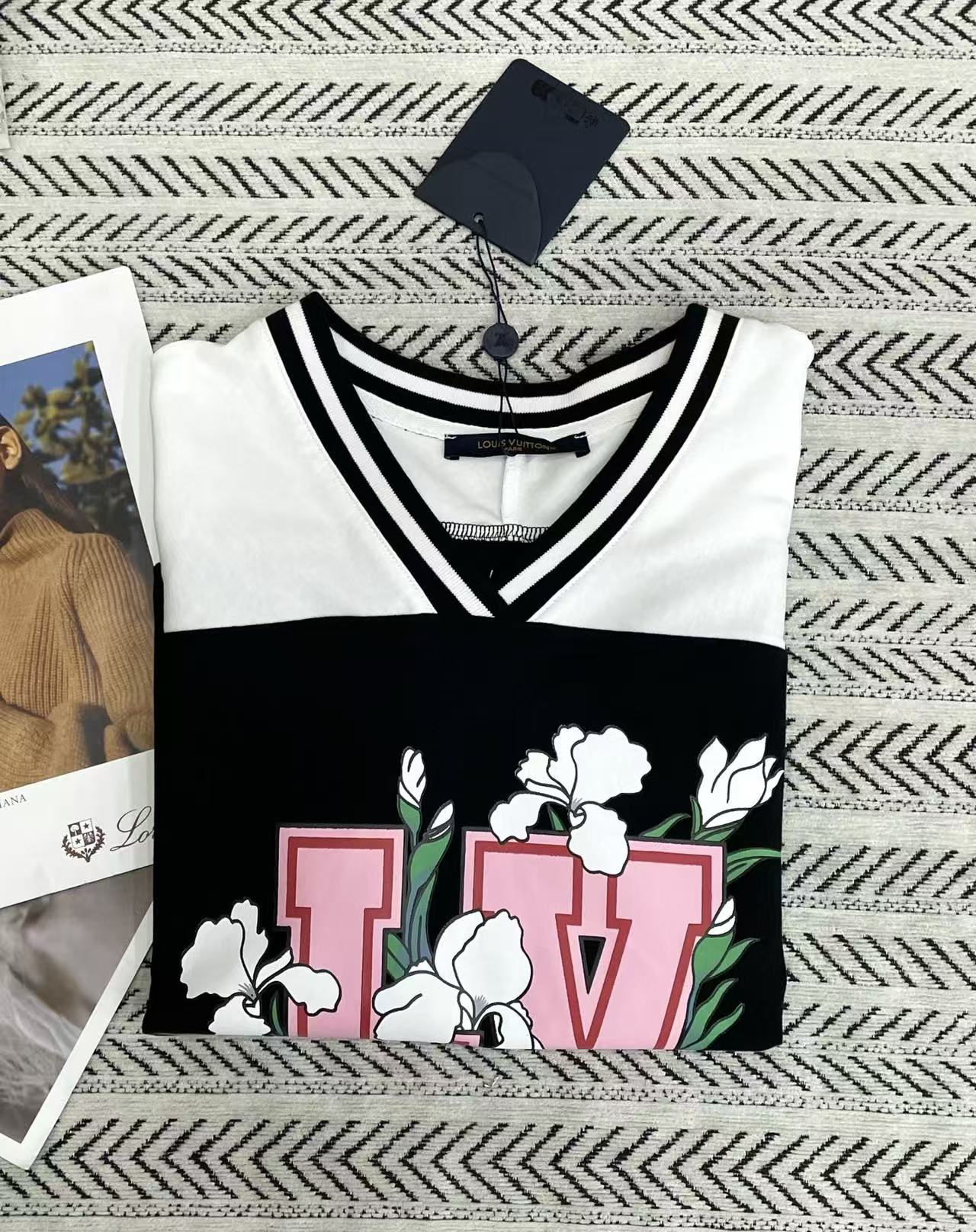 LVプリントVネックカラーブロックTシャツ【50%割引+送料無料】