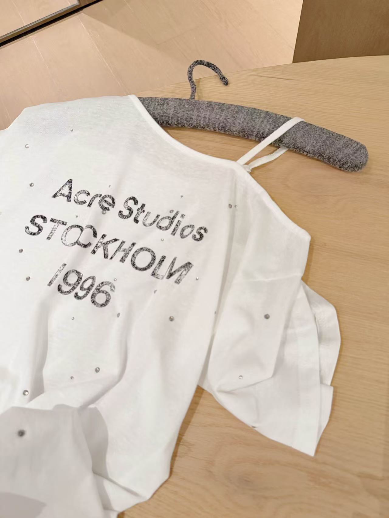 Acne Studiosオフショルダーラインストーン付き日焼け防止Tシャツ【50％割引+送料無料】