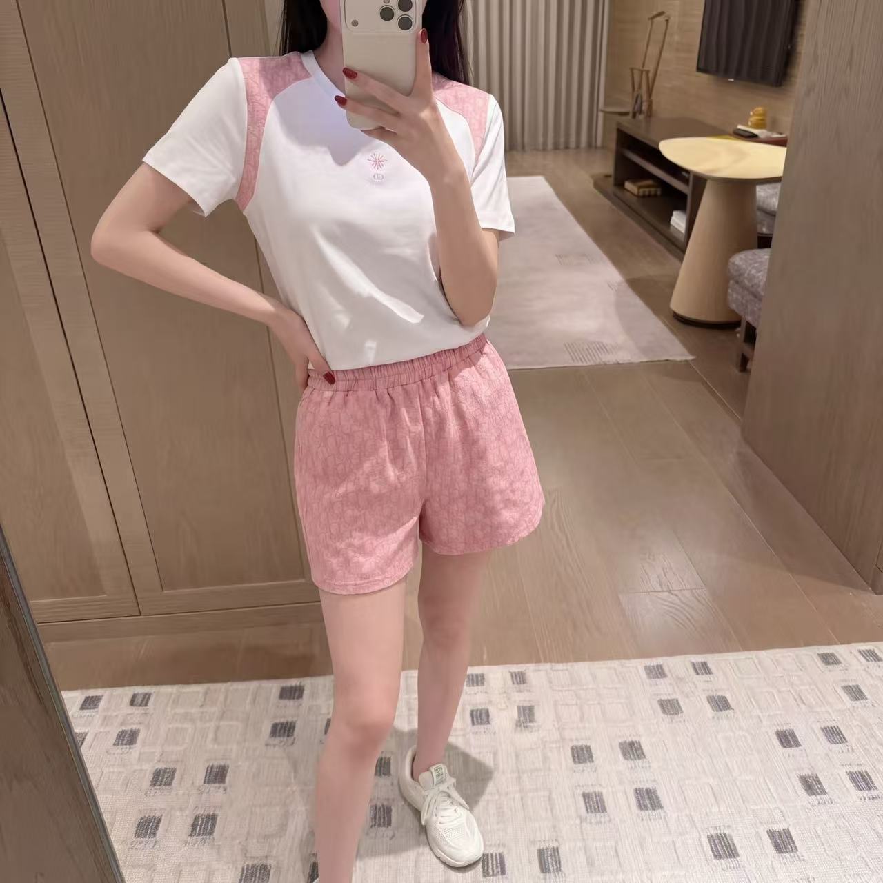 DI0RTシャツとショートパンツのツーピースセット【50％割引+送料無料】