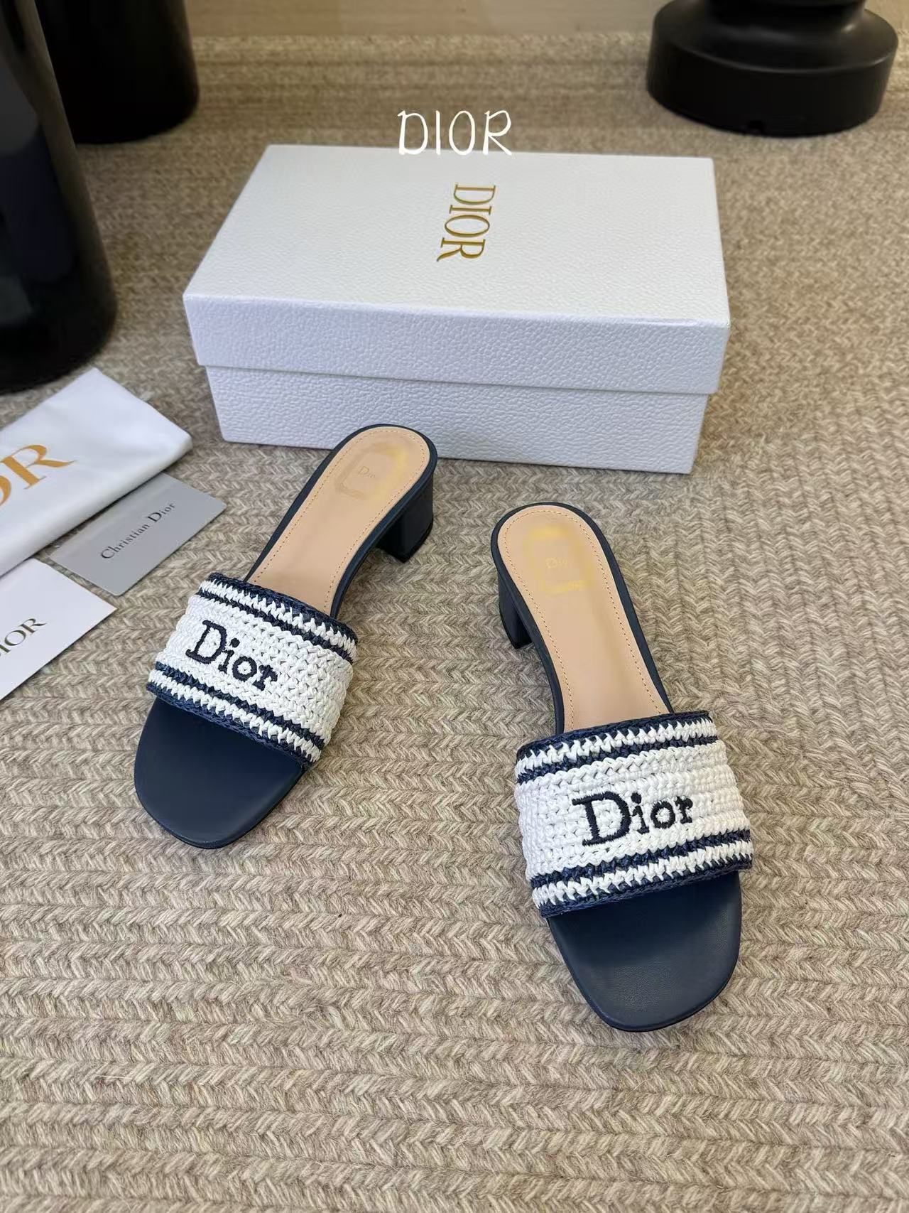 DI0R高品質の刺繍文字入りローヒールシューズ【50%割引+送料無料】