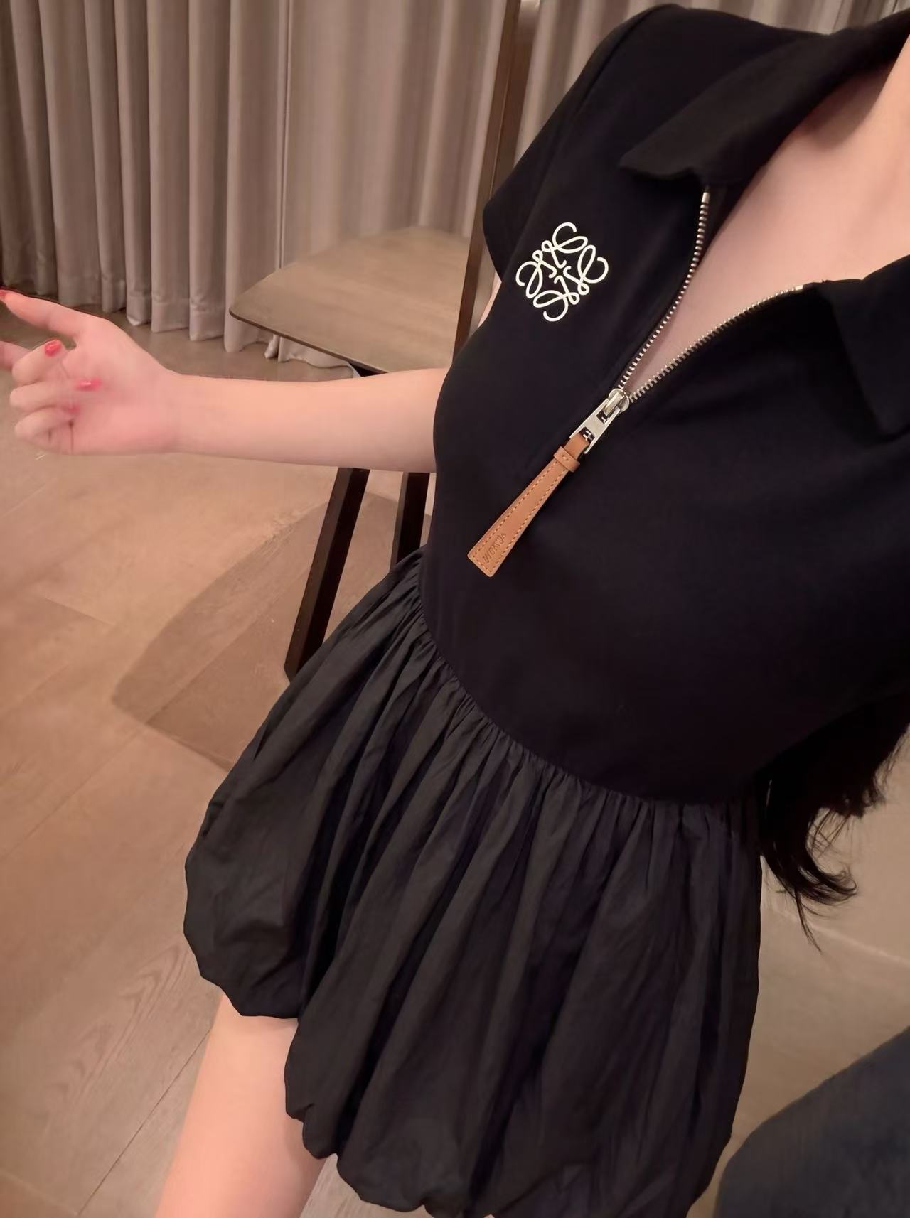 L0WEW 刺繍ロゴ入りジップアップドレス【50%割引+送料無料】