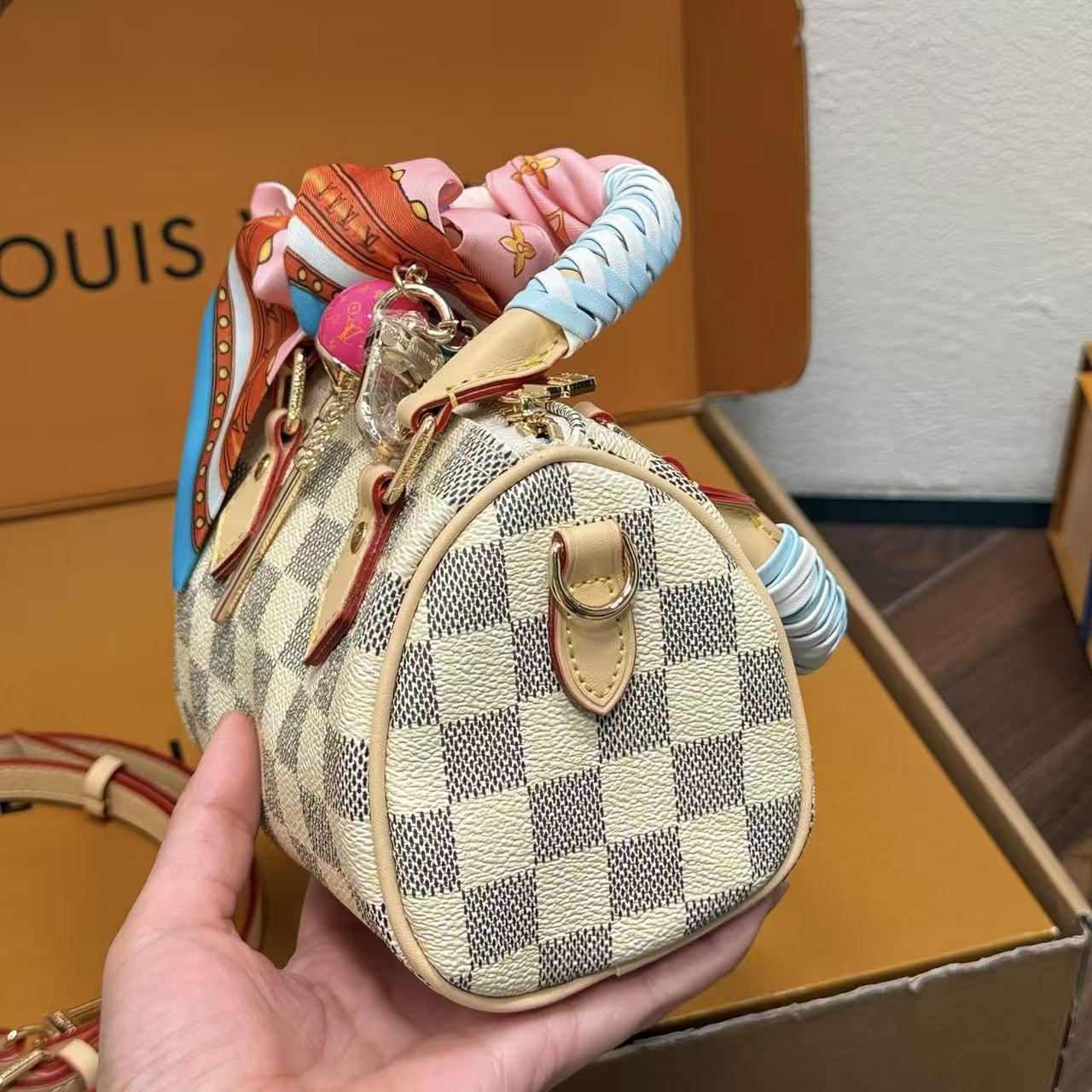 LV白いチェック柄のハンドバッグ【50%割引+送料無料】