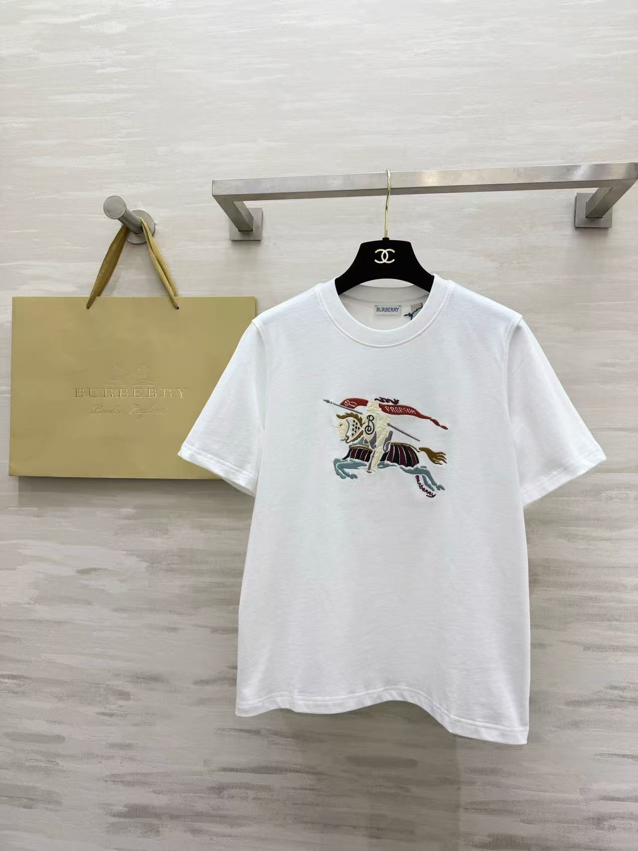 BUR8ERRY ウォーホース Tシャツ【50％割引+送料無料】