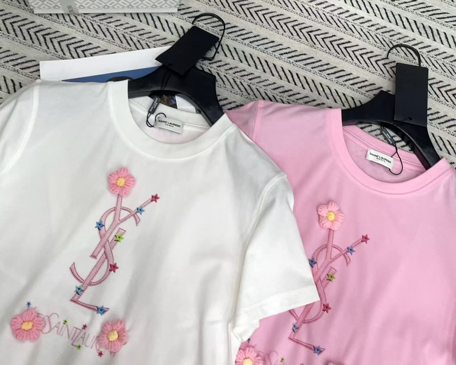 YSL刺繍ロゴ入りフラワーTシャツ【50%割引+送料無料】