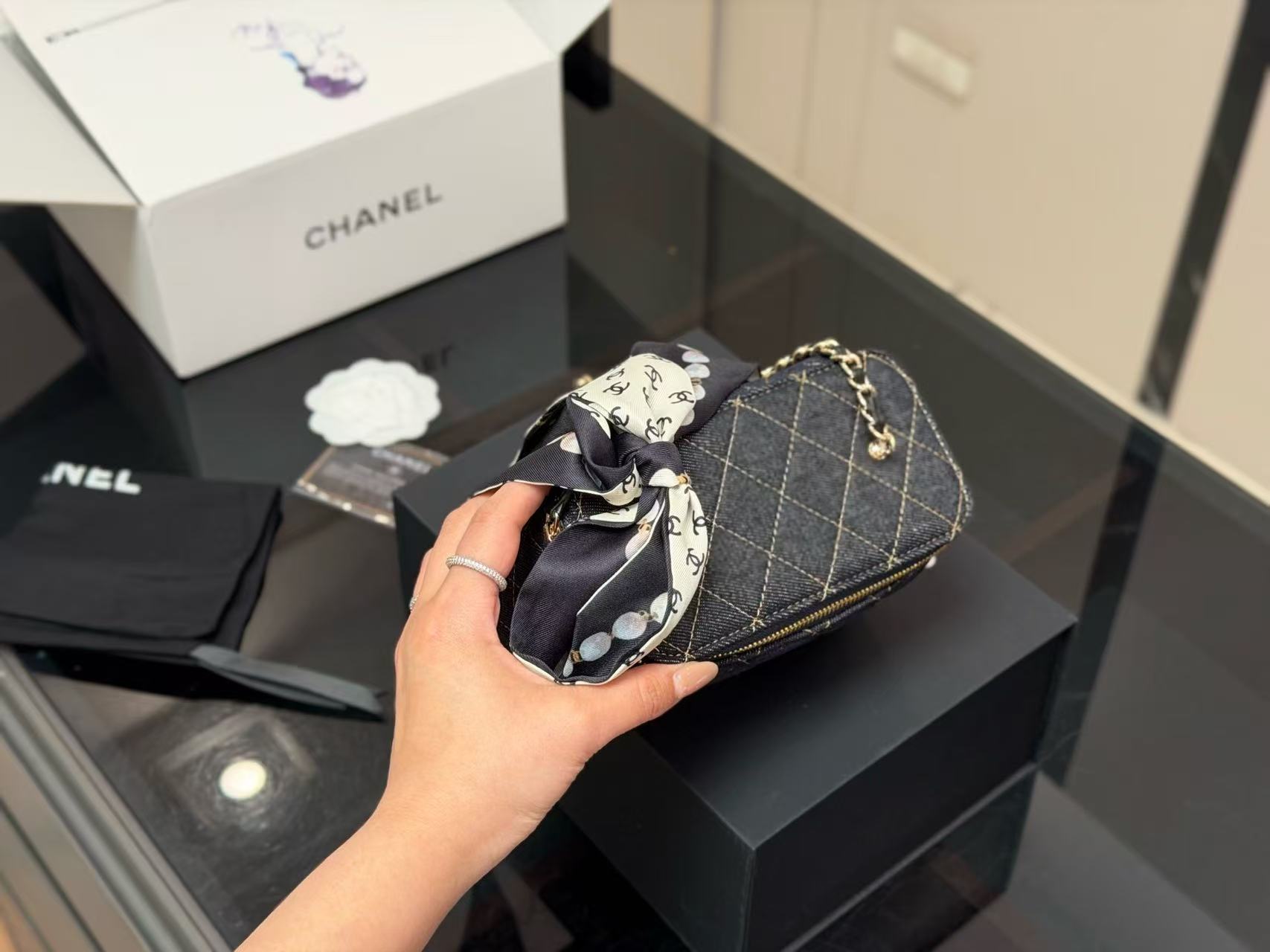 CHANE1 ダブルCチェーンデニムバッグ【50%割引+送料無料】
