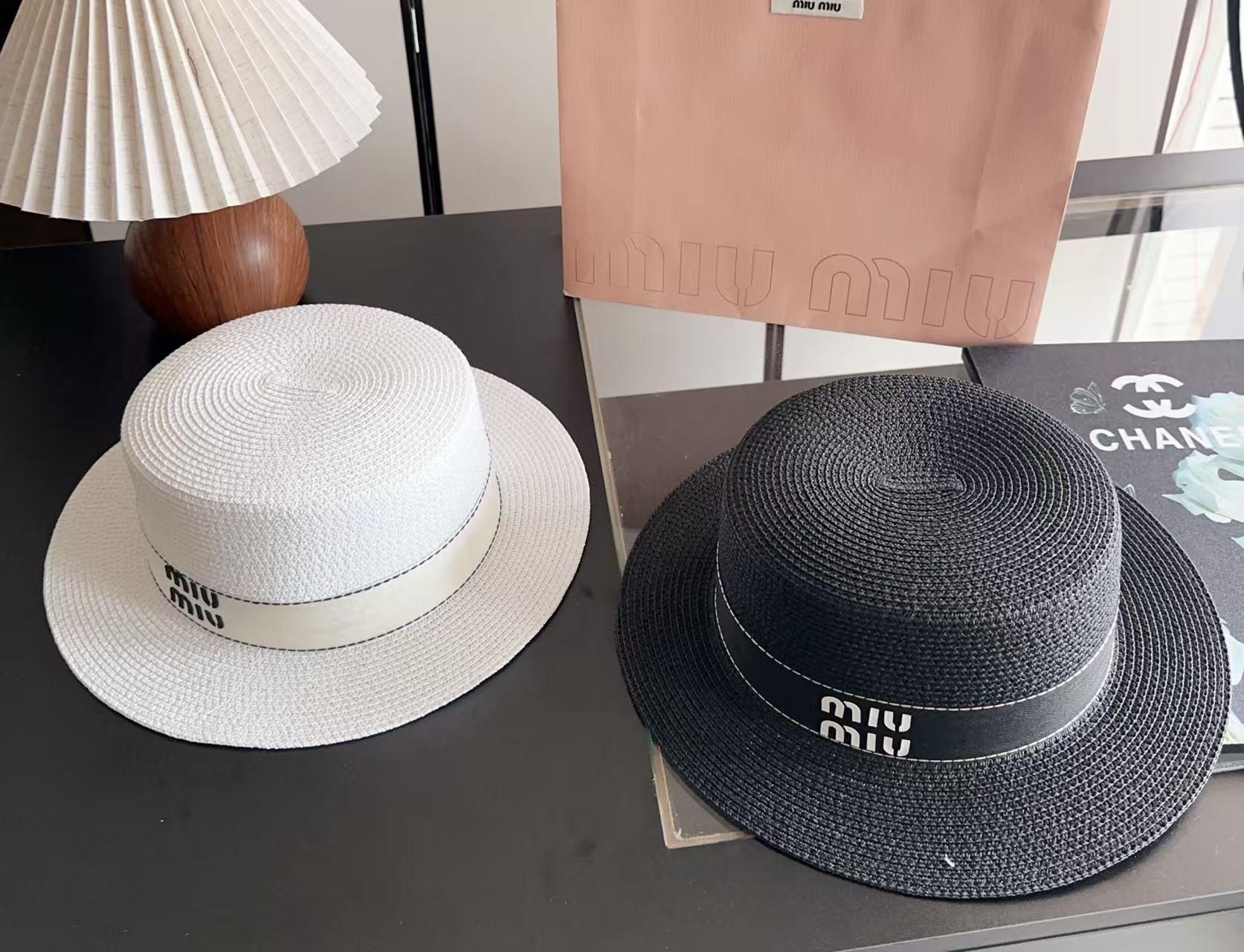 miumiuシンプルな文字入り麦わら帽子【50％割引+送料無料】