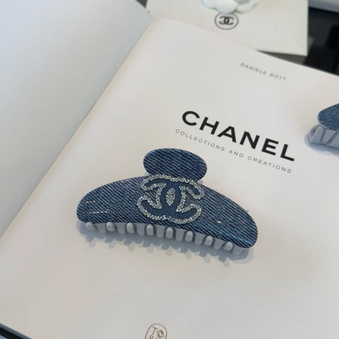 CHANE1 ダブルC デニムヘアクリップ【50％割引+送料無料】