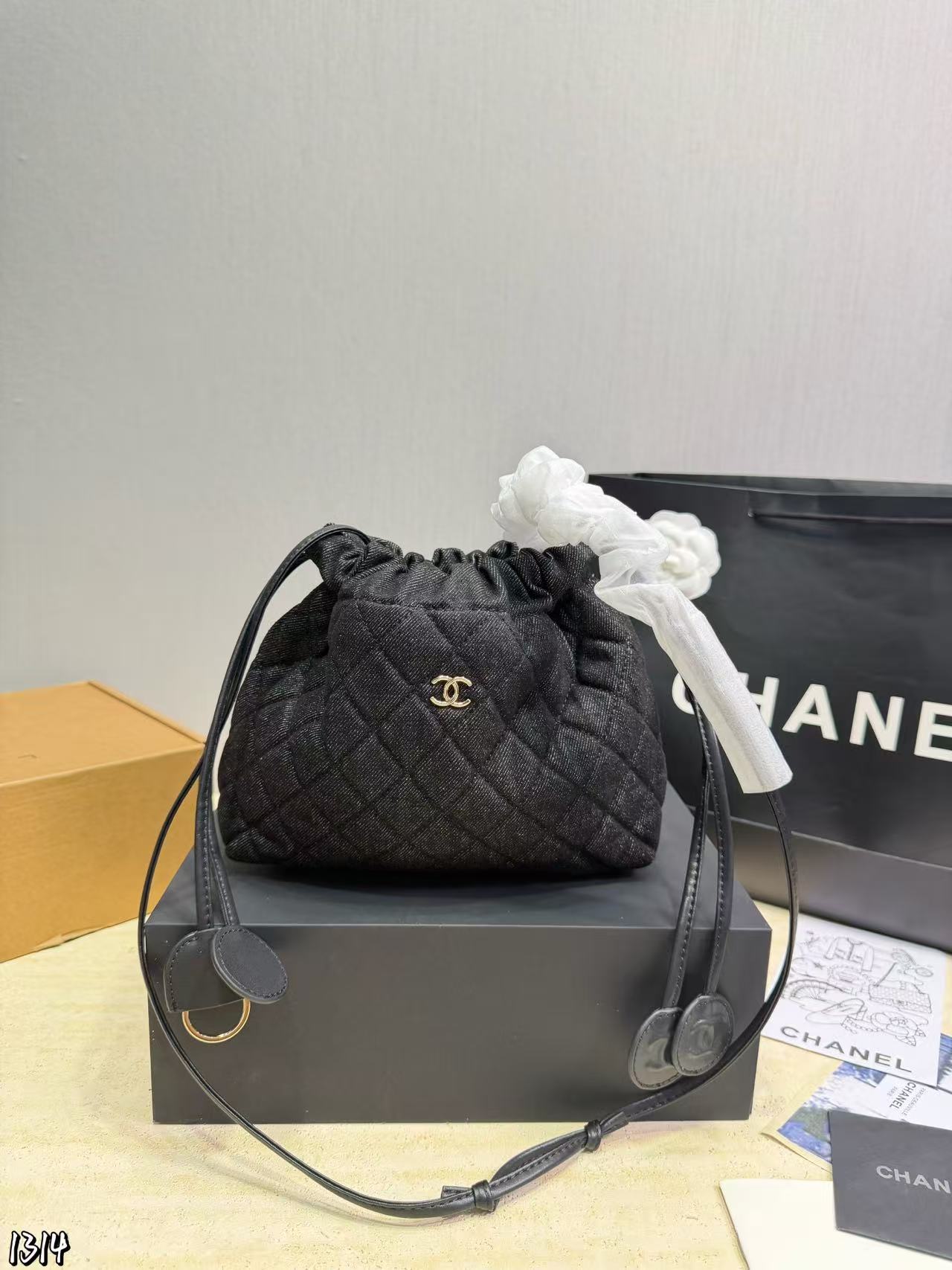 CHANE1 ダブルC ドローストリング デニムショルダーバッグ【50％割引+送料無料】