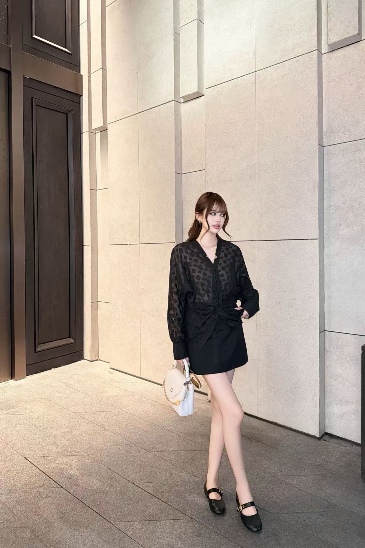 LV フロック加工 Vネックシャツ【50％割引+送料無料】