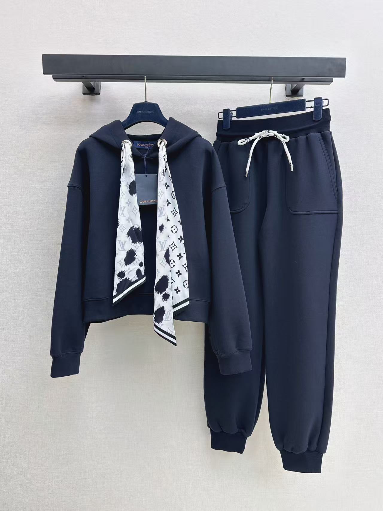 LVパーカーとズボンのツーピースセット【50％割引+送料無料】