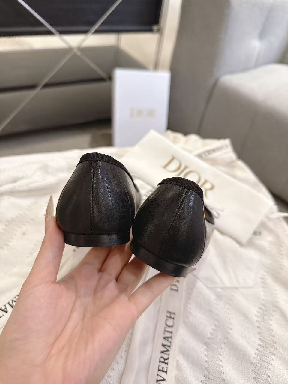 DI0R高品質のラウンドトゥレターカウハイドフラットシューズ【50％割引+送料無料】