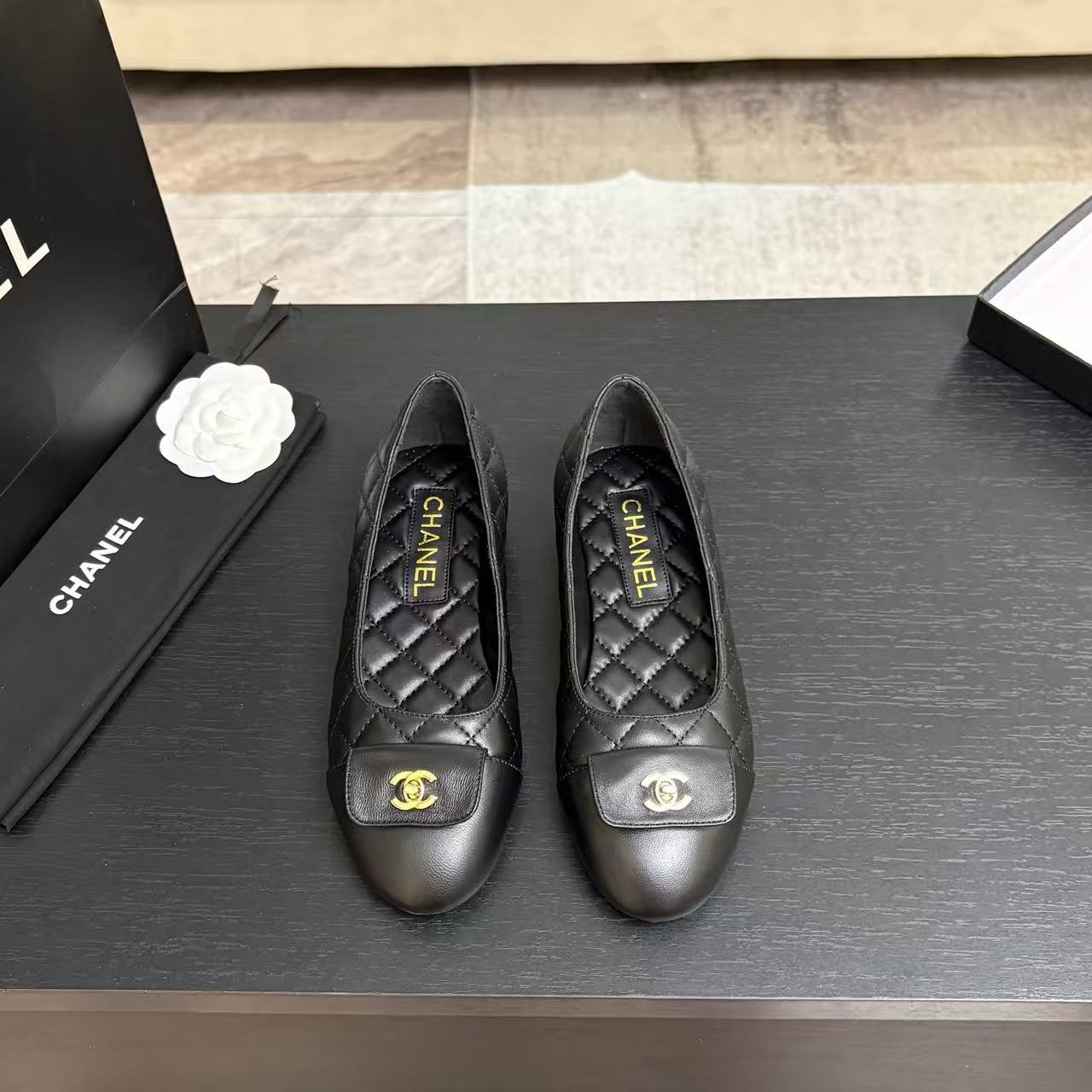 CHANEL ハイクオリティ・ダブルC 牛革フラットシューズ【50％割引+送料無料】