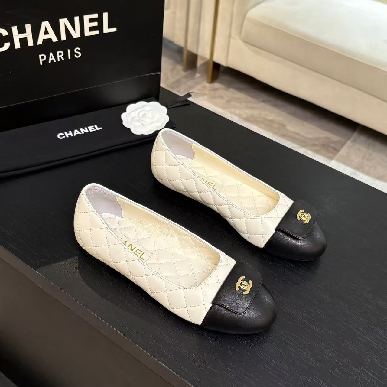 CHANEL ハイクオリティ・ダブルC 牛革フラットシューズ【50％割引+送料無料】