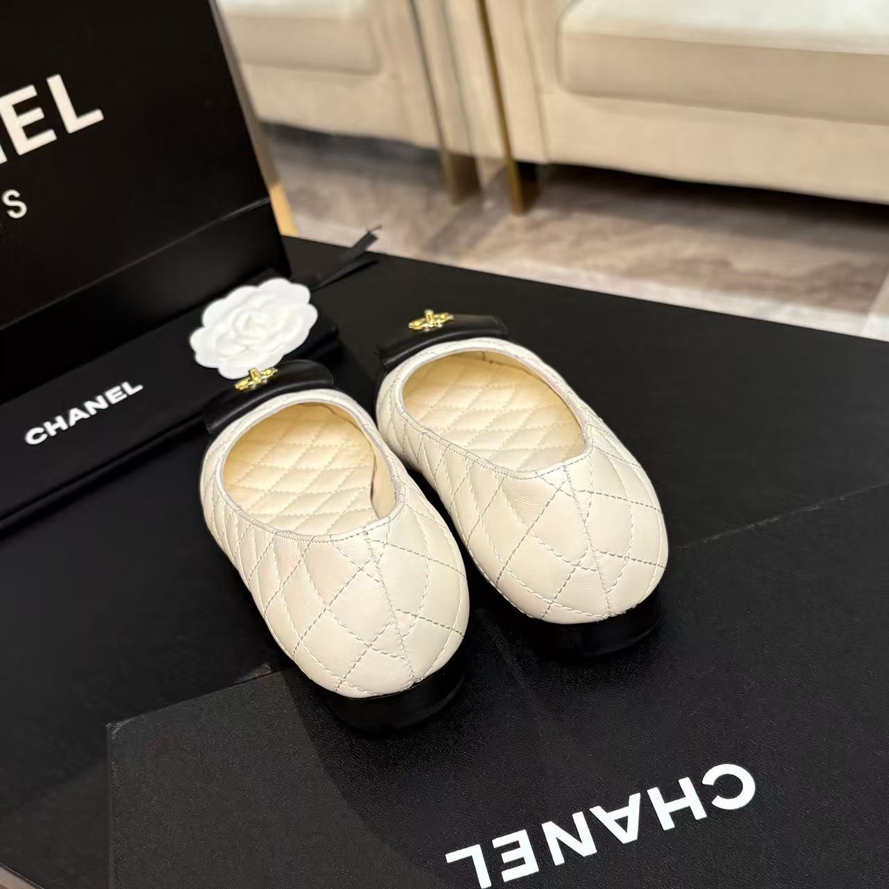 CHANEL ハイクオリティ・ダブルC 牛革フラットシューズ【50％割引+送料無料】