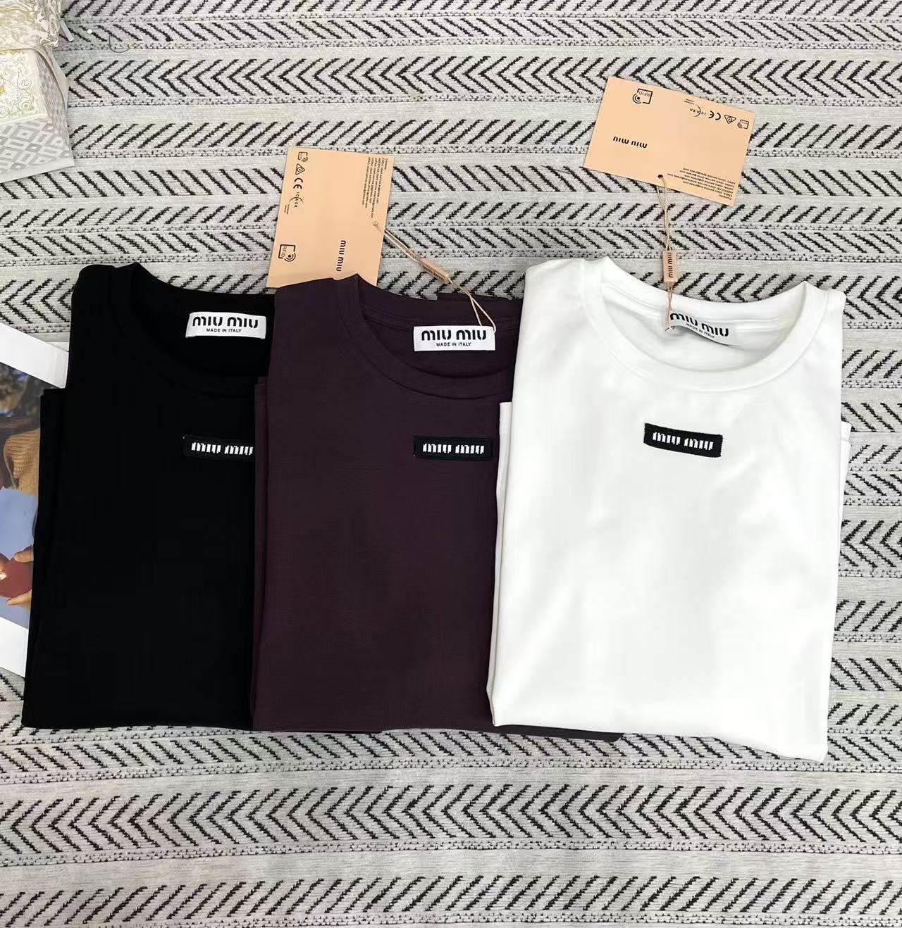 M1UM1U レター長袖Tシャツ【50％割引+送料無料】