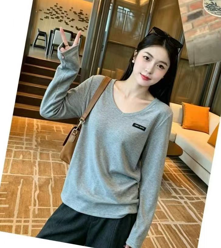 M1UM1U レター Vネック Tシャツ【50％割引+送料無料】