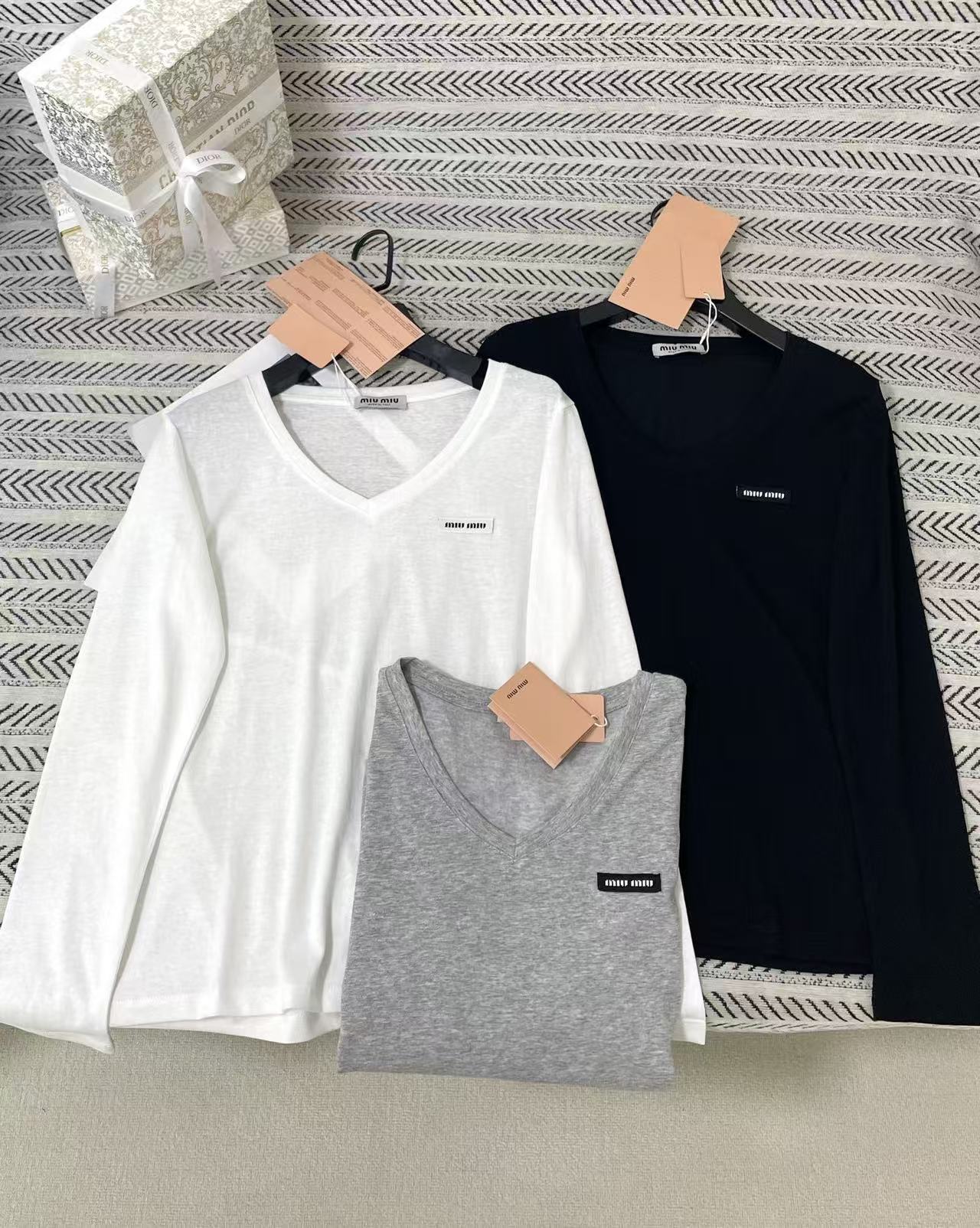 M1UM1U レター Vネック Tシャツ【50％割引+送料無料】