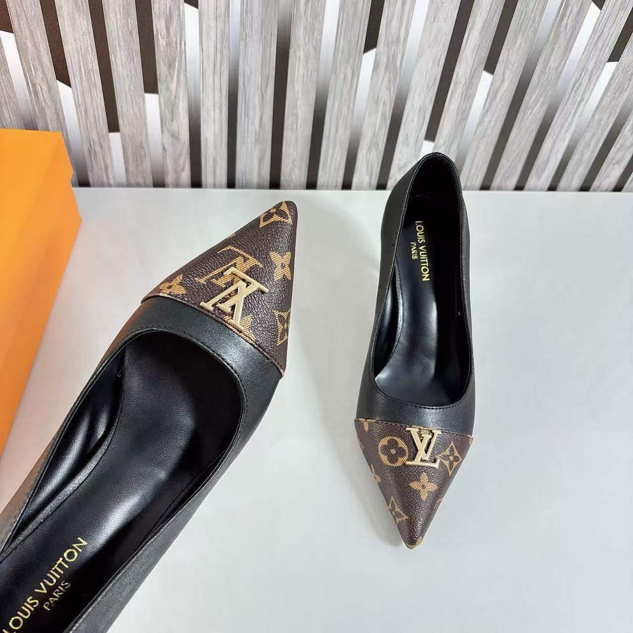 LV メタルロゴ ポインテッドトゥ ハイヒール【50％割引+送料無料】