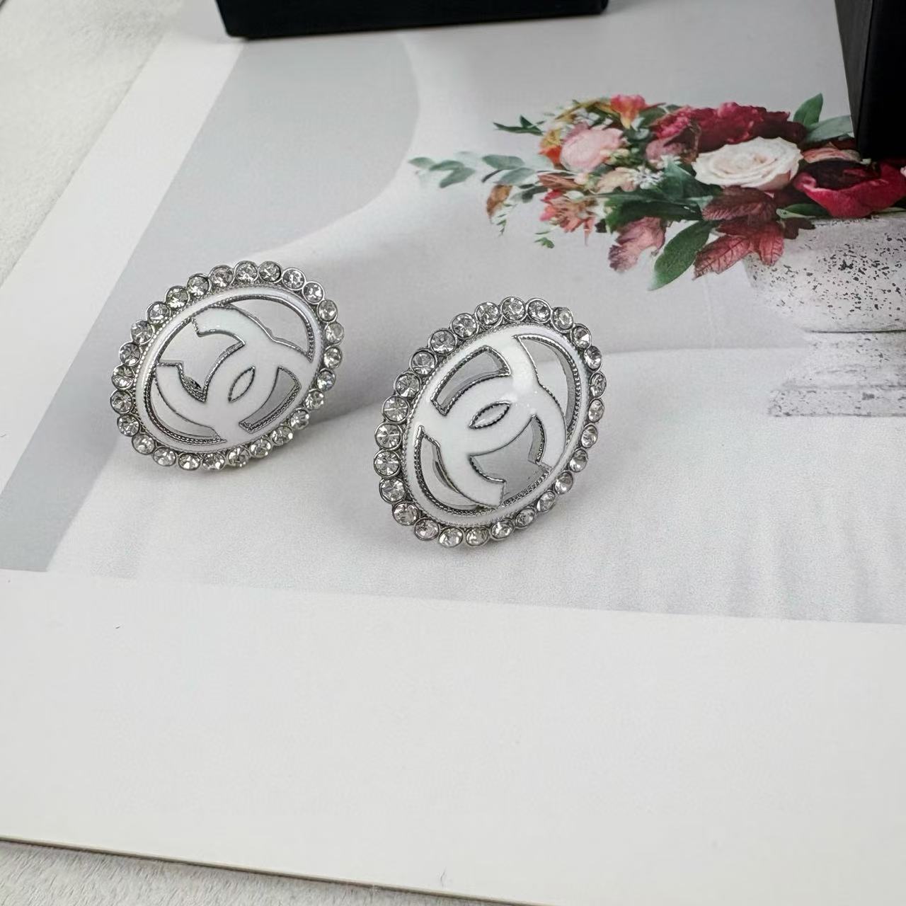 CHANE1 カメリアリーフ ホロー ダブルC イヤリング【50％割引+送料無料】