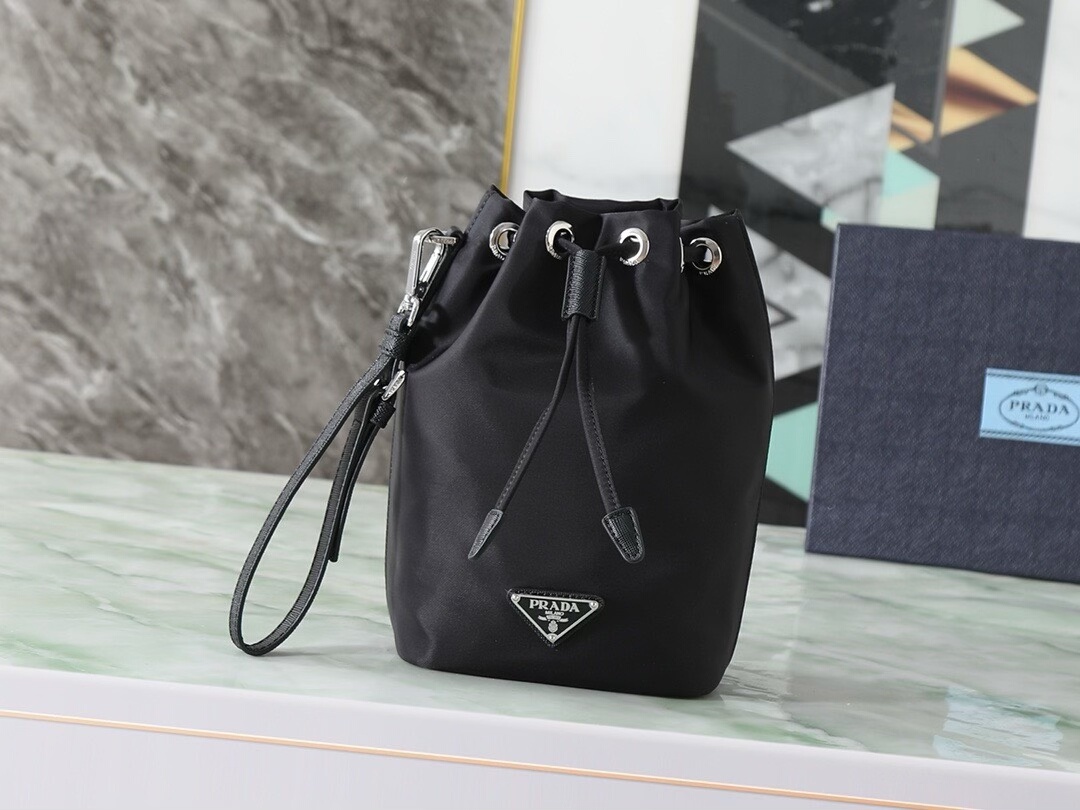 PRADA プラダ Re-Nylon pouch リナイロン 巾着型 トライアングルロゴ
