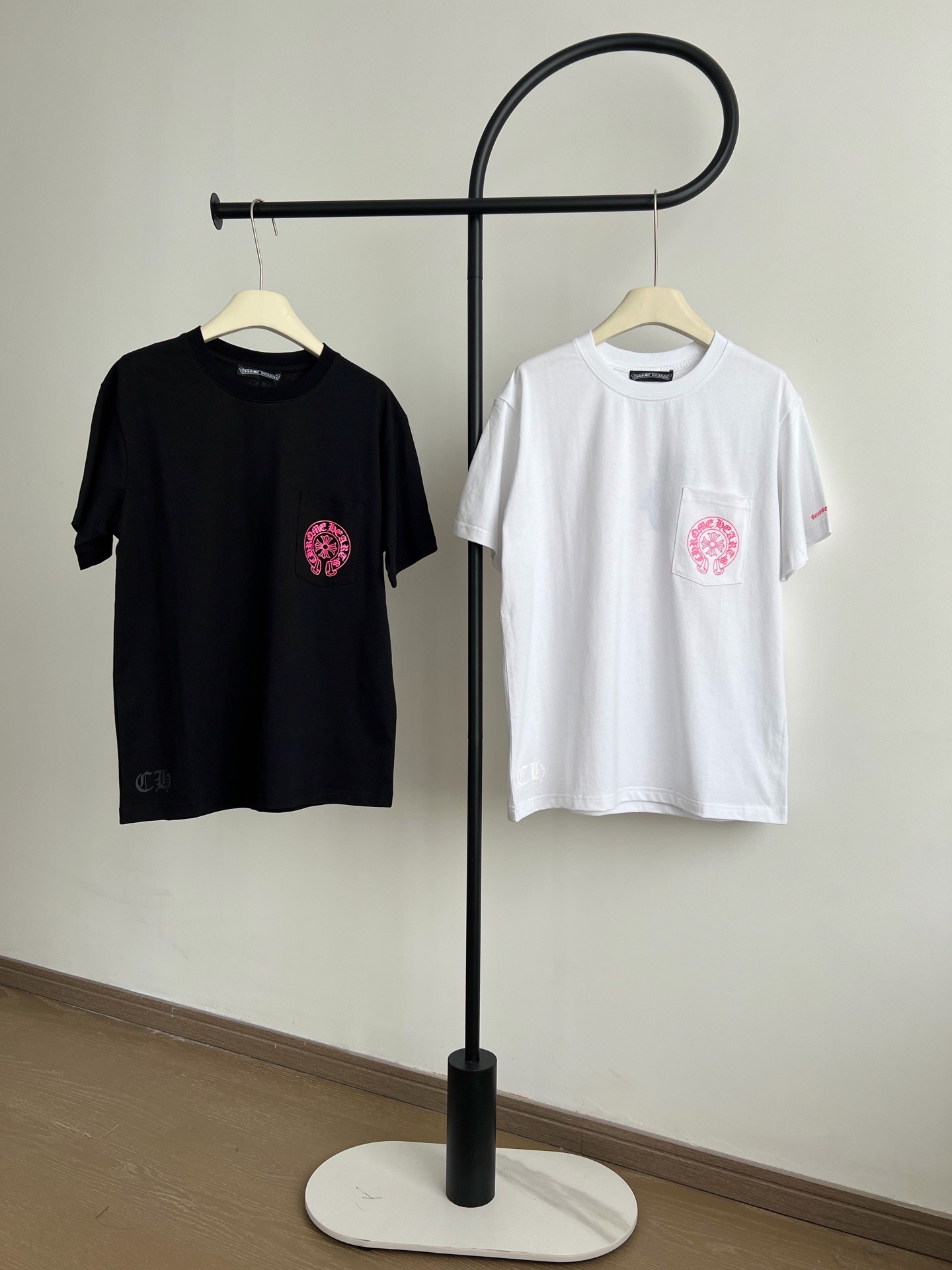 クロムハーツ ホースシューロゴ ポケットTシャツ ブラック ホワイト 正面比較