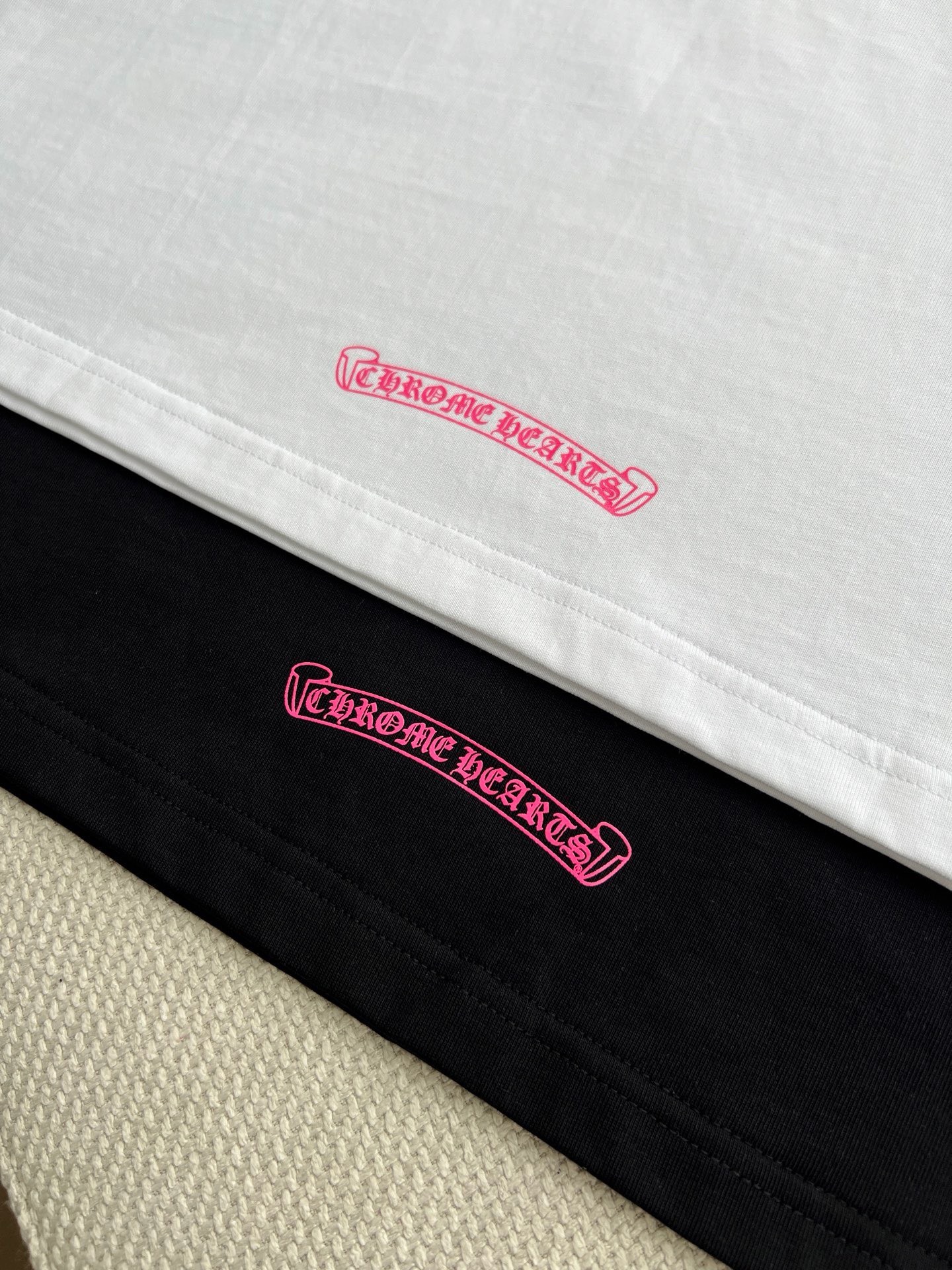 クロムハーツ Tシャツ 背面裾 ピンク文字ロゴ詳細
