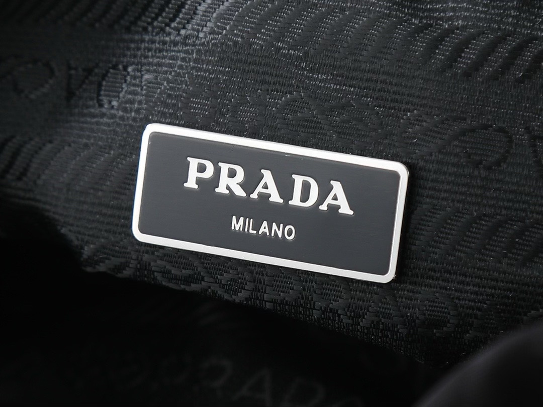 PRADA プラダ Re-Nylon pouch リナイロン 巾着型 トライアングルロゴ