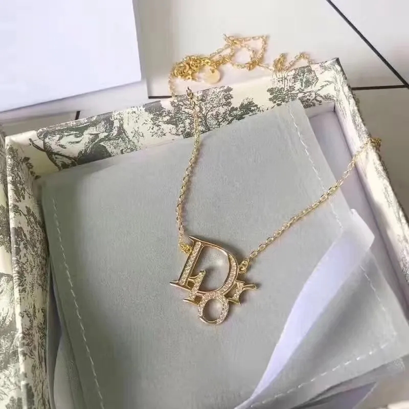 【国内発送/直営店】ディオール シルバー トーン クリスタル アクセント ロゴ ペンダント ネックレス