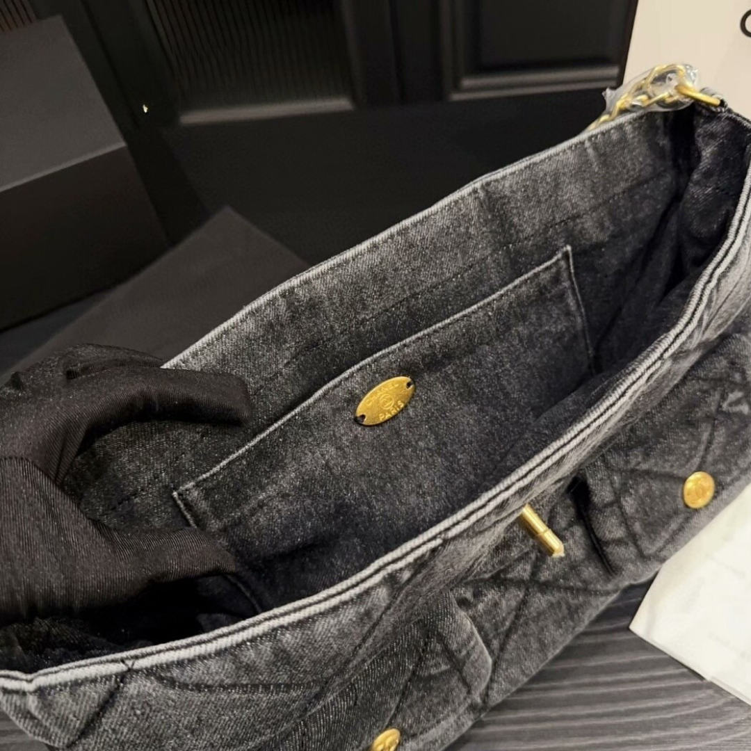 【オシャレデニム素材♪】CHANEL マキシ ハンドバッグ