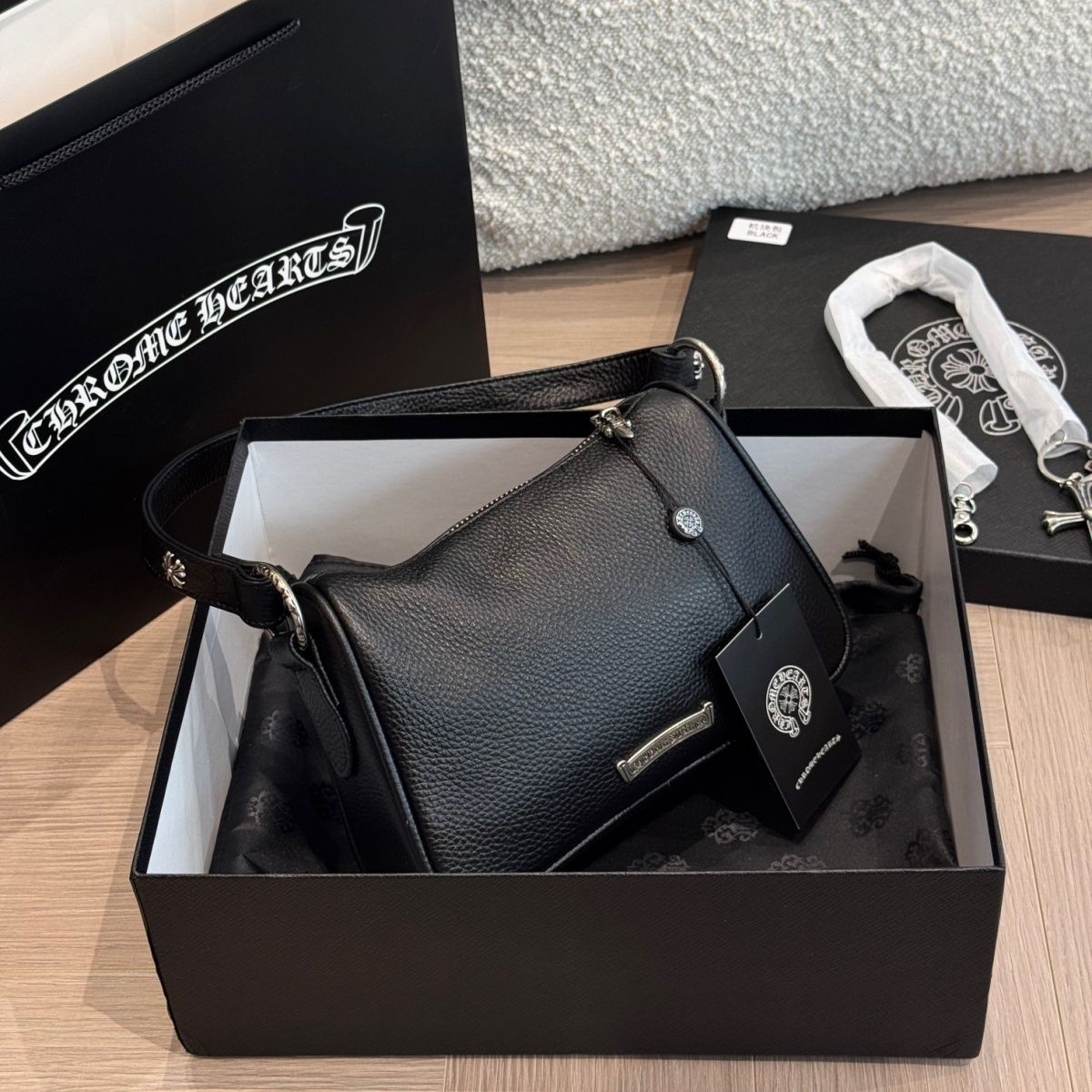 クロムハーツ レザーショルダーバッグ 黒 中型 チェーン付き