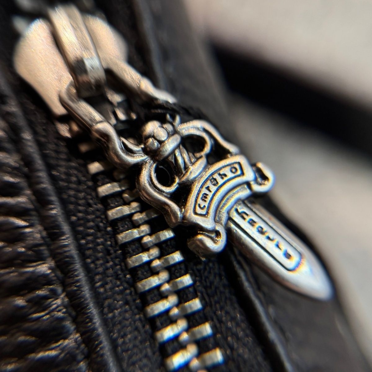 クロムハーツ レザーショルダーバッグ 黒 中型 チェーン付き