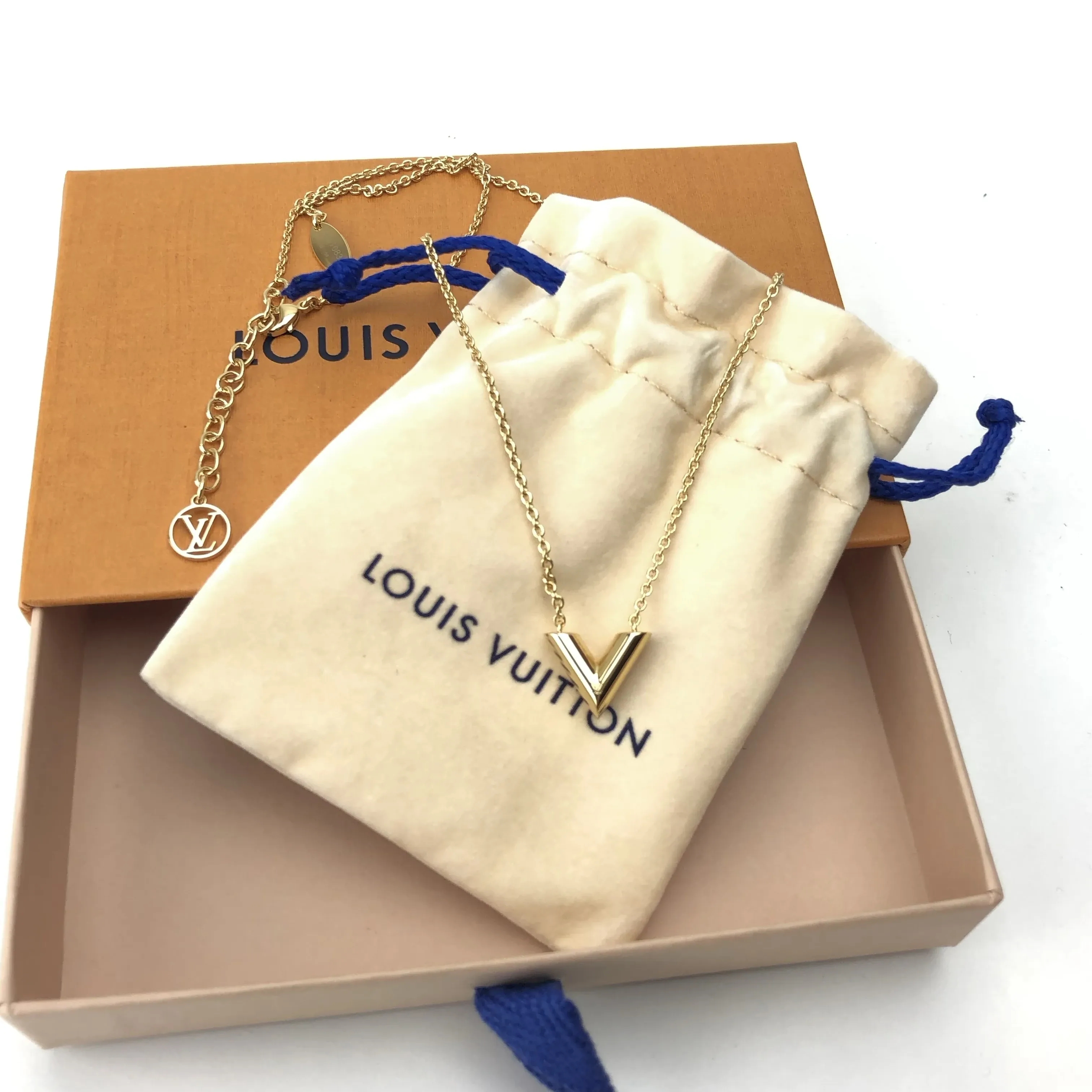 【国内発送/直営店】ネックレス 平野紫耀さん着用！M61083 アクセサリー LV ペンダント ・エセンシャルV 専用箱付き