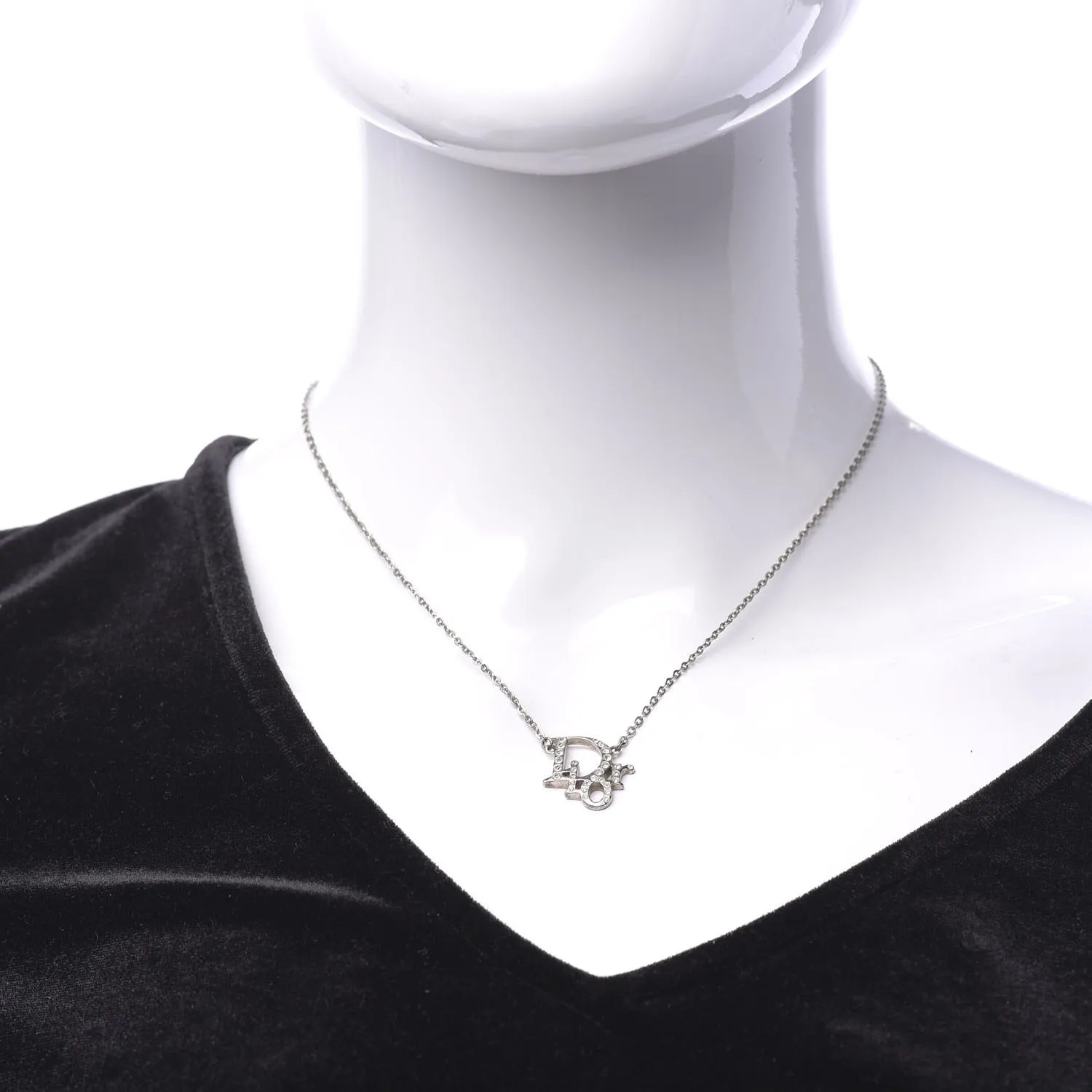 【国内発送/直営店】ディオール シルバー トーン クリスタル アクセント ロゴ ペンダント ネックレス