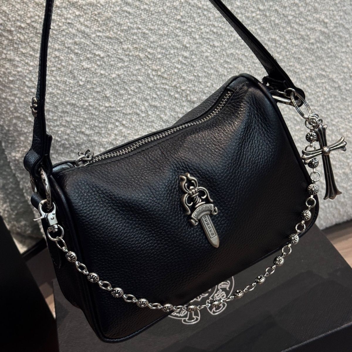 クロムハーツ レザーショルダーバッグ 黒 中型 チェーン付き