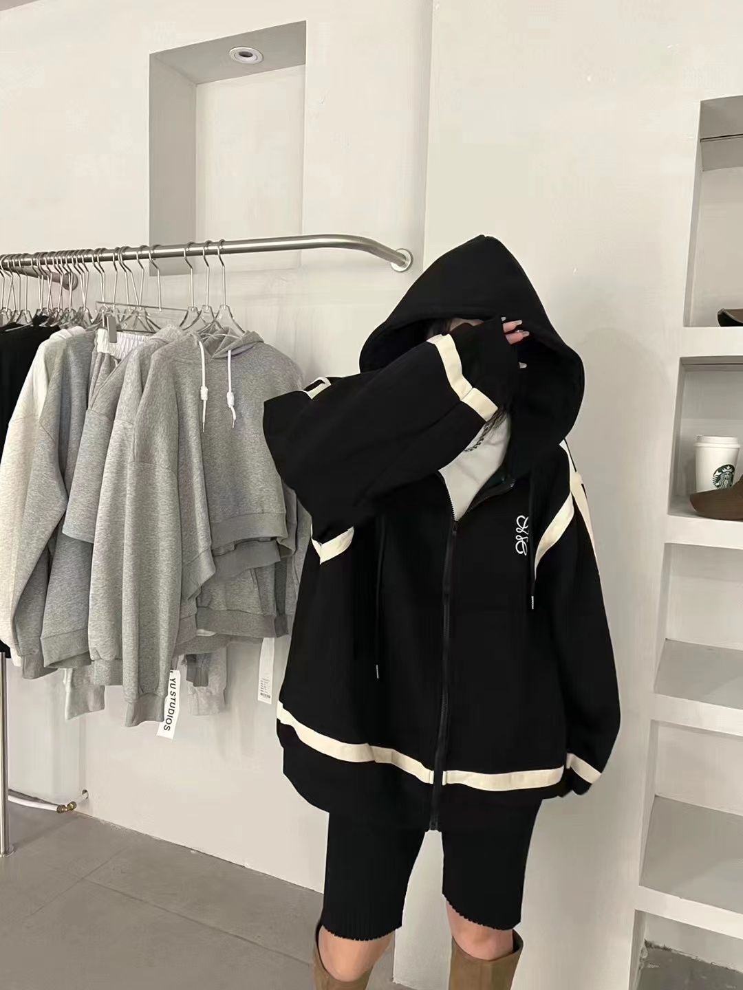 LOEWE コントラストの刺繍が施されたコート カーディガン   スウェットクル  パーカー