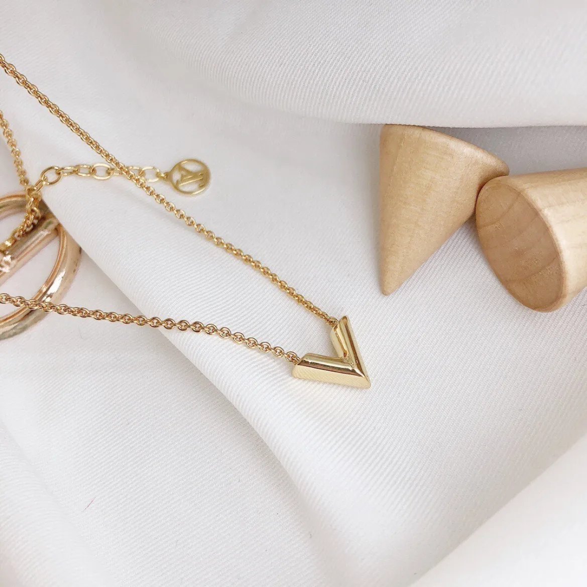 【国内発送/直営店】ネックレス 平野紫耀さん着用！M61083 アクセサリー LV ペンダント ・エセンシャルV 専用箱付き