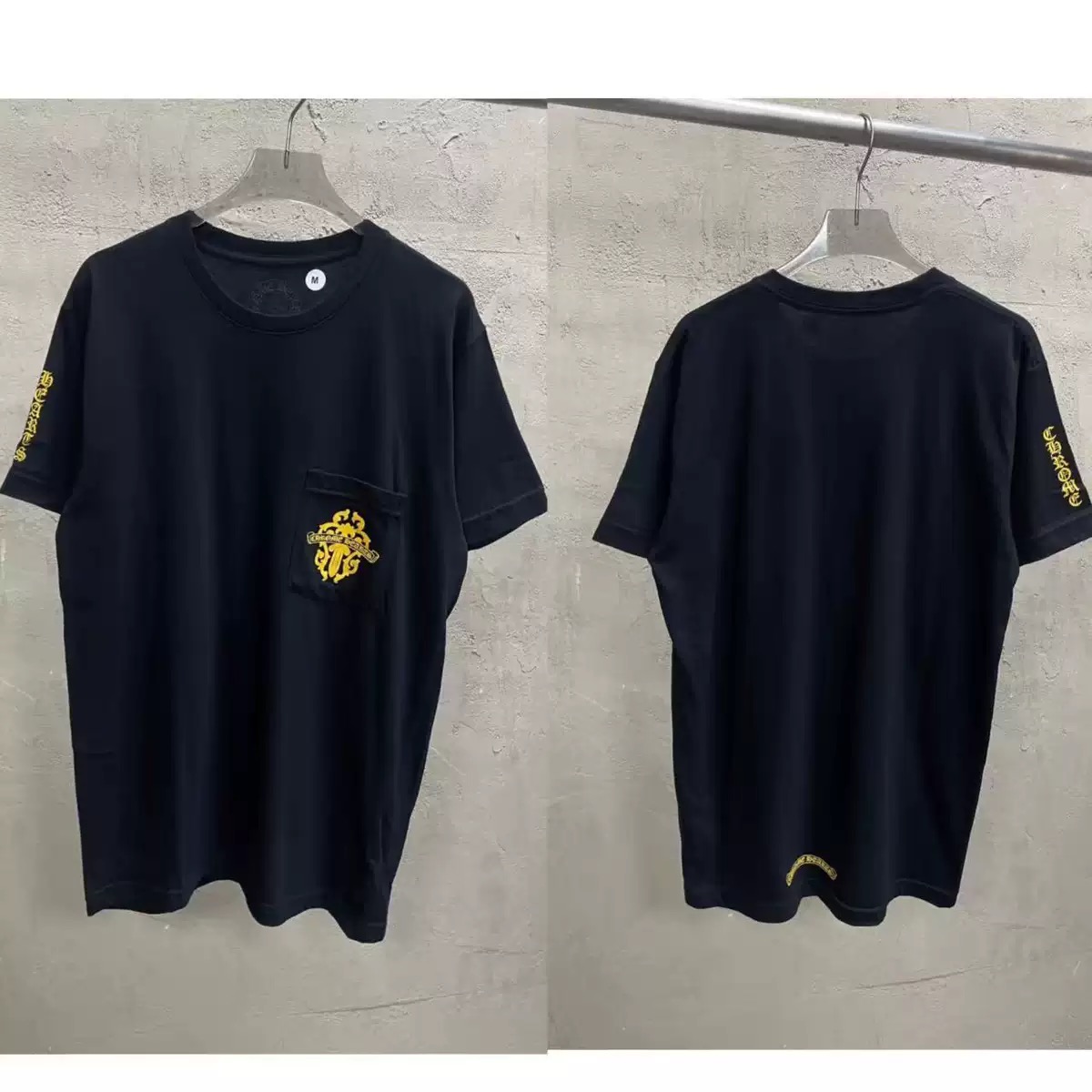 CHROME HEARTS (クロムハーツ) イエロースクリプトダガーロゴ半袖Tシャツ
