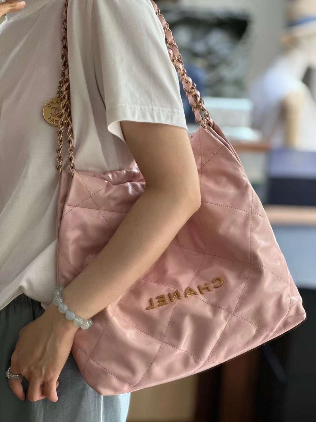 【芸能人多数愛用】人気沸騰CHANEL 22スモールトートバッグ