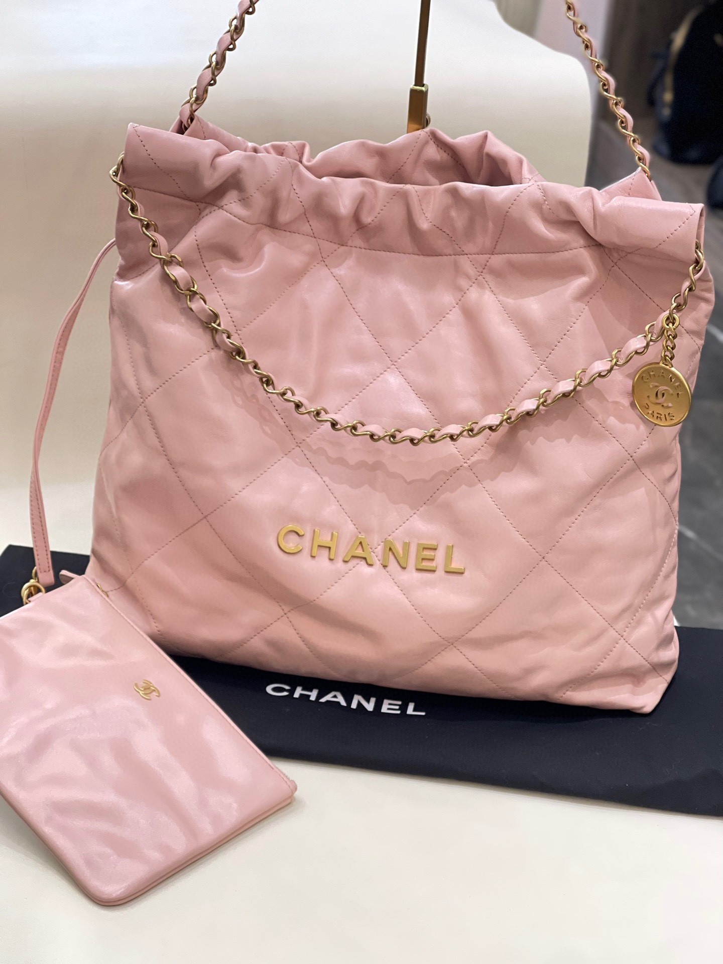 【芸能人多数愛用】人気沸騰CHANEL 22スモールトートバッグ