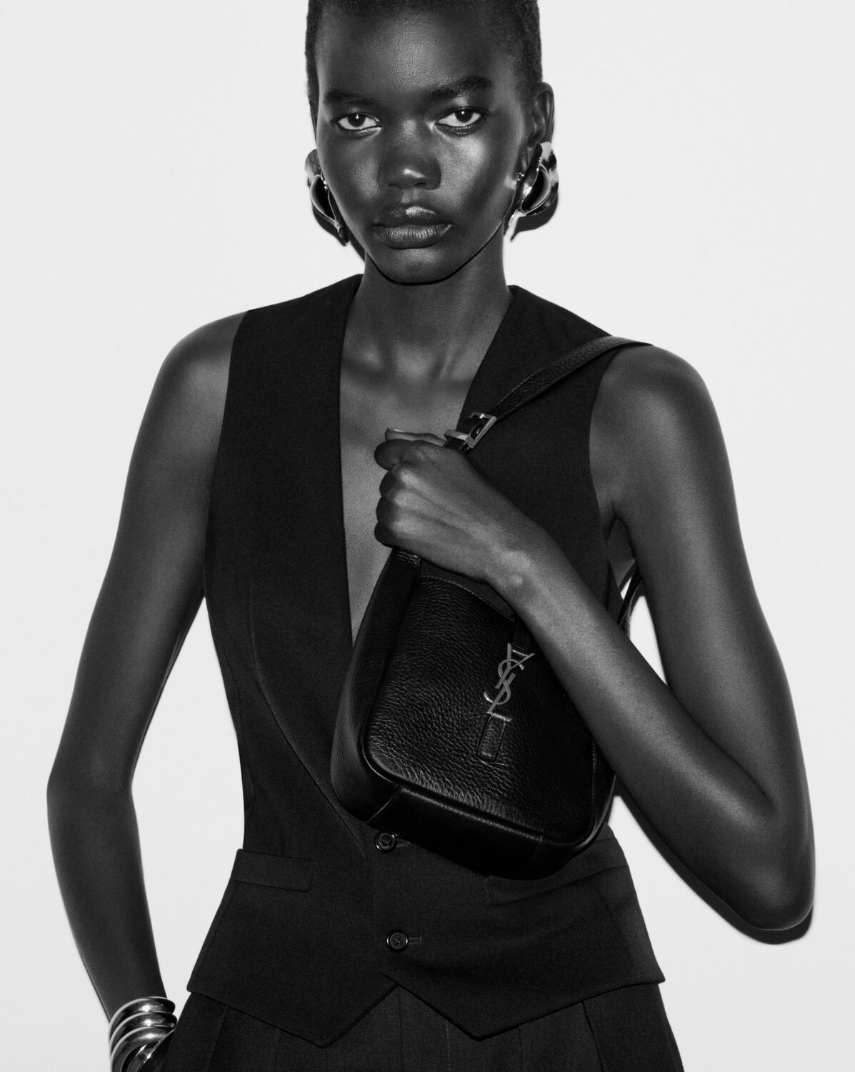 Saint Laurent le 5 à 7 ソフト ラージ　　le 5 à 7 ソフト ラージ  （グレインレザー）　