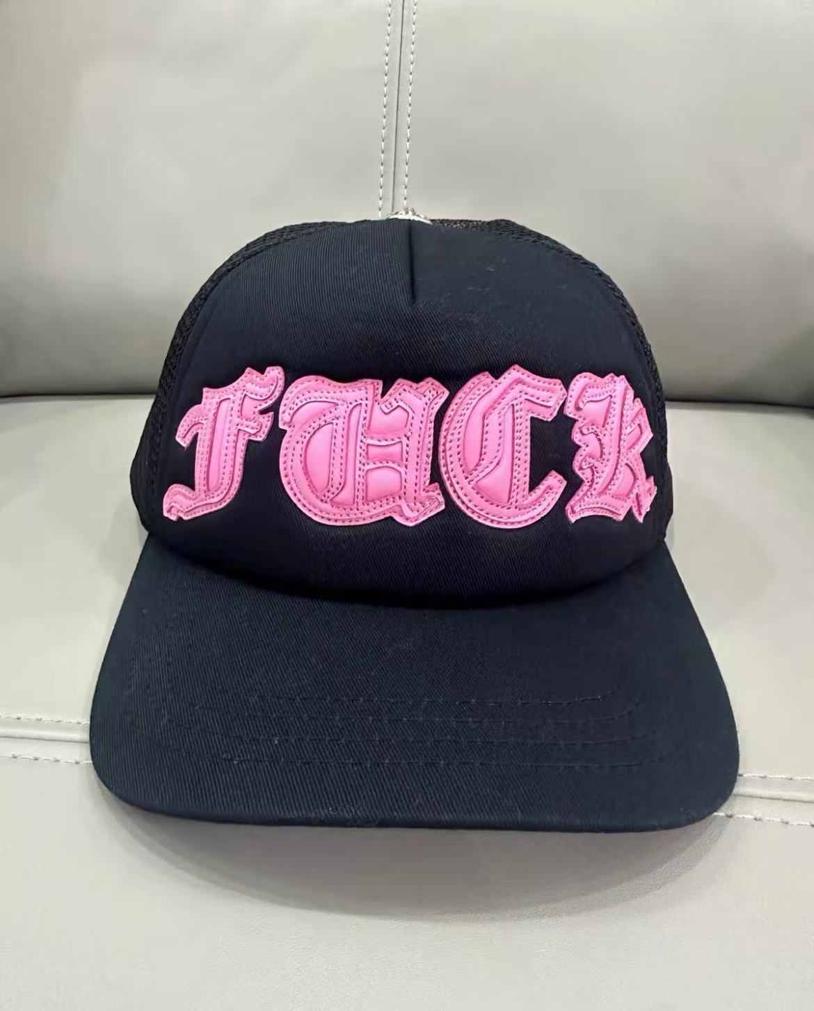 Chrome Heartsクロムハーツ FUCK ピンクパッチ ブラック トラッカーキャップ