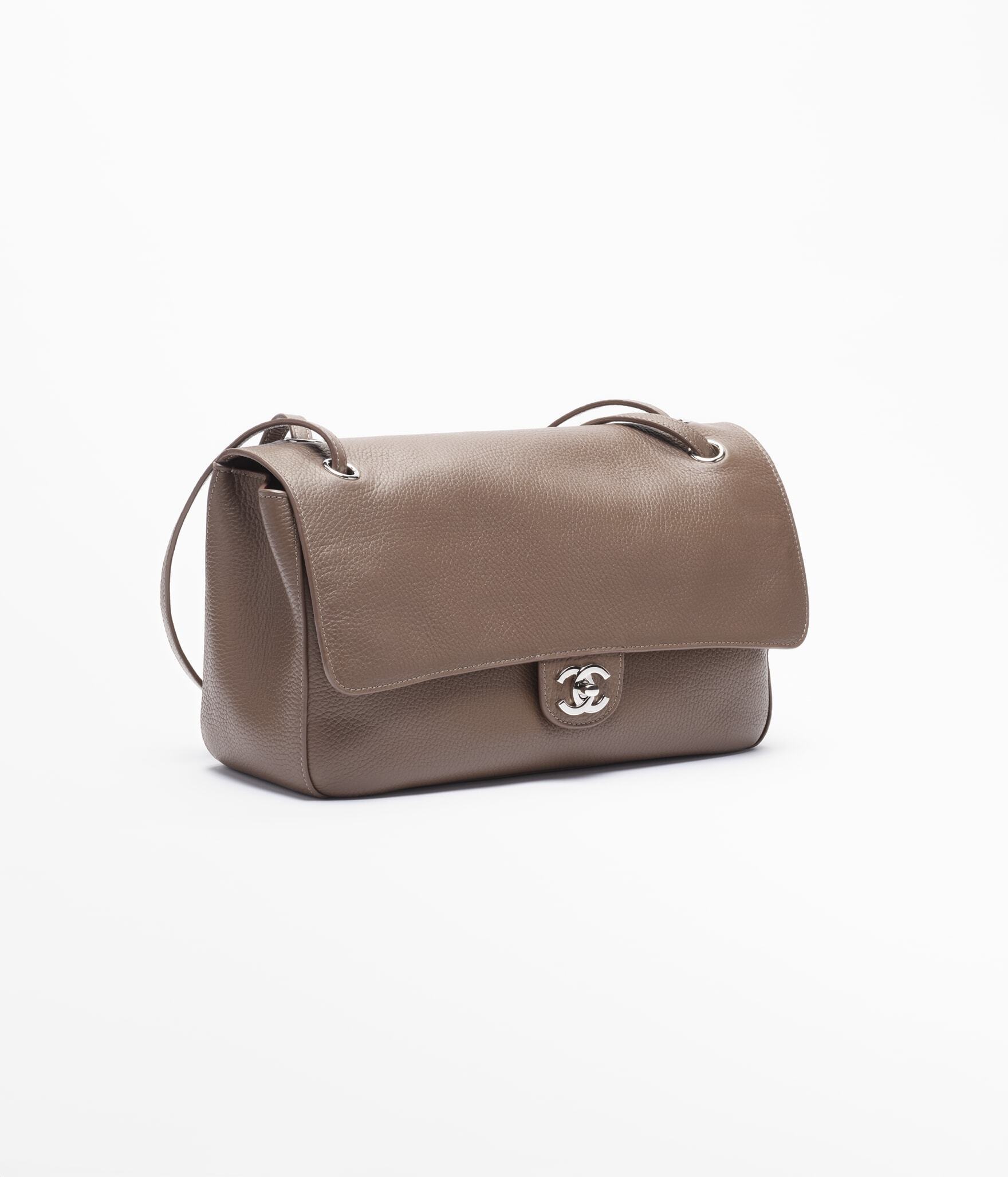【フォルムが素敵♪】CHANEL マキシ メッセンジャー バッグ