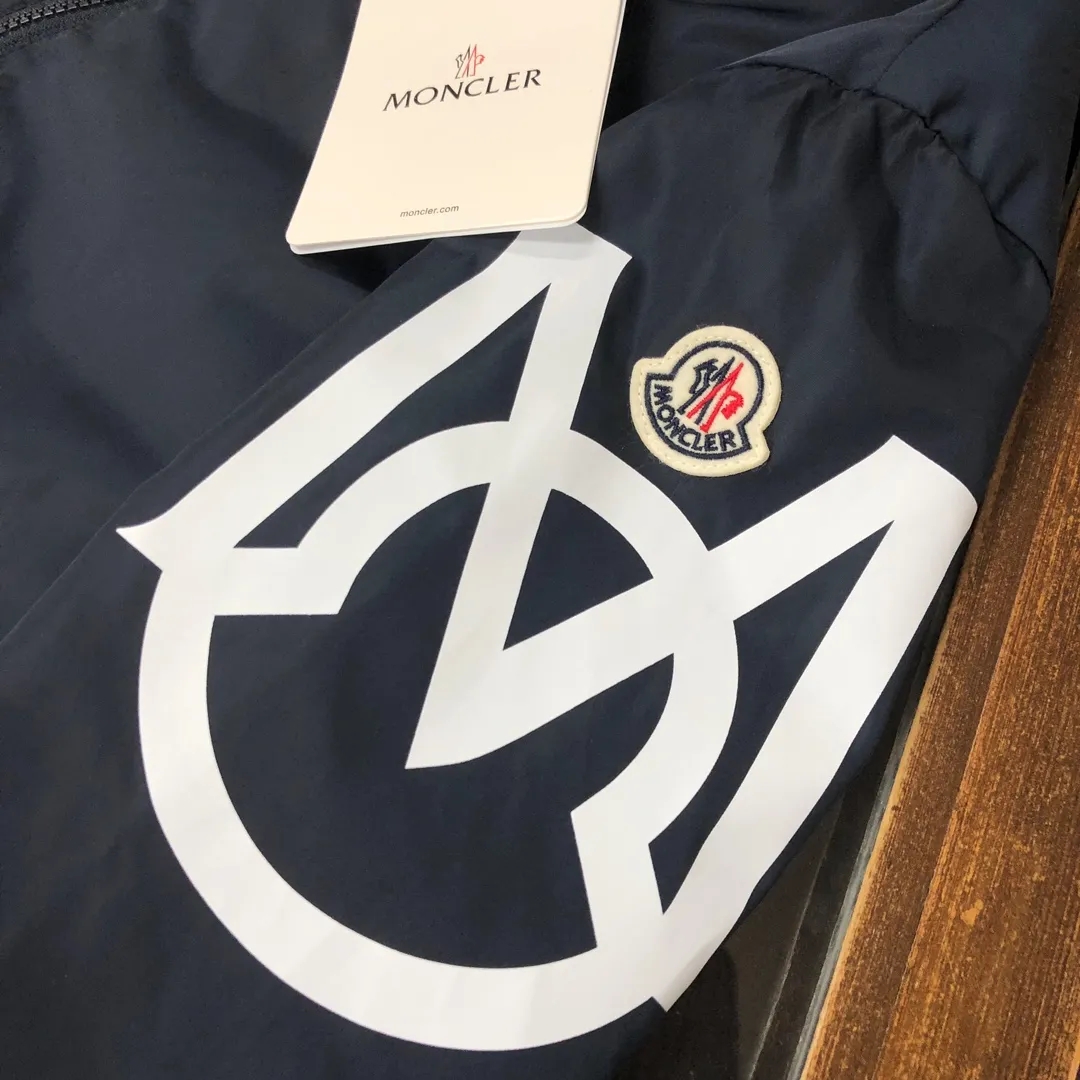 MONCLERアメリカンスタイルのスポーツフードジャケット、春と秋の防寒の新しいスタイル